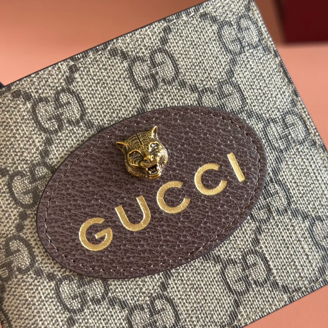 p300. 💋💋💋 [Original leather accessories🌈 Equipped with full set of packaging at the counter]🔥🔥 Top-quality products from G family ✨Synchronized with the counter, original order quality! Bi-fold wallet, central decorative print 🐅 is one of Alessandro Michele's signature details. This bi-fold wallet is made of imported first-layer cowhide and GG high-grade artificial leather. The oil edges are made of thin water-oil, and the workmanship is fine. Model: 473954, size: 11*9*1.5.