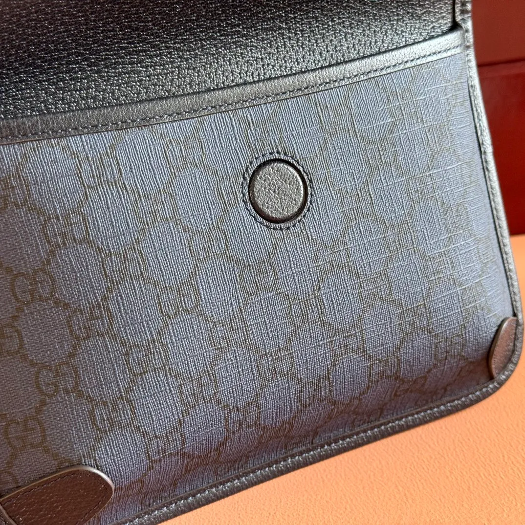 p640. 📣📣📣【Original leather accessories🌈 Equipped with full counter packaging】🔥🔥 Ophidia series GG small waist bag. The Ophidia series combines the traditional essence of Gucci with modern design to present dazzling new works with ingenuity. This men's belt bag cleverly combines Double G hardware and GG Supreme canvas, a new interpretation of the classic material in gray and black. The waist strap is adjustable to create a variety of carrying options. Gray and black GG Supreme canvas, gray leather trim, palladium tone hardware, cotton and linen lining Double G, belt length adjustable from 52 to 81 cm, flap with magnetic snap closure, weight: approx. 0.37 kg. Model: 752597. Dimensions: 23.9(width) x 17(h) x 3.6cm(d) Color: blue/pvc. Made in Italy
