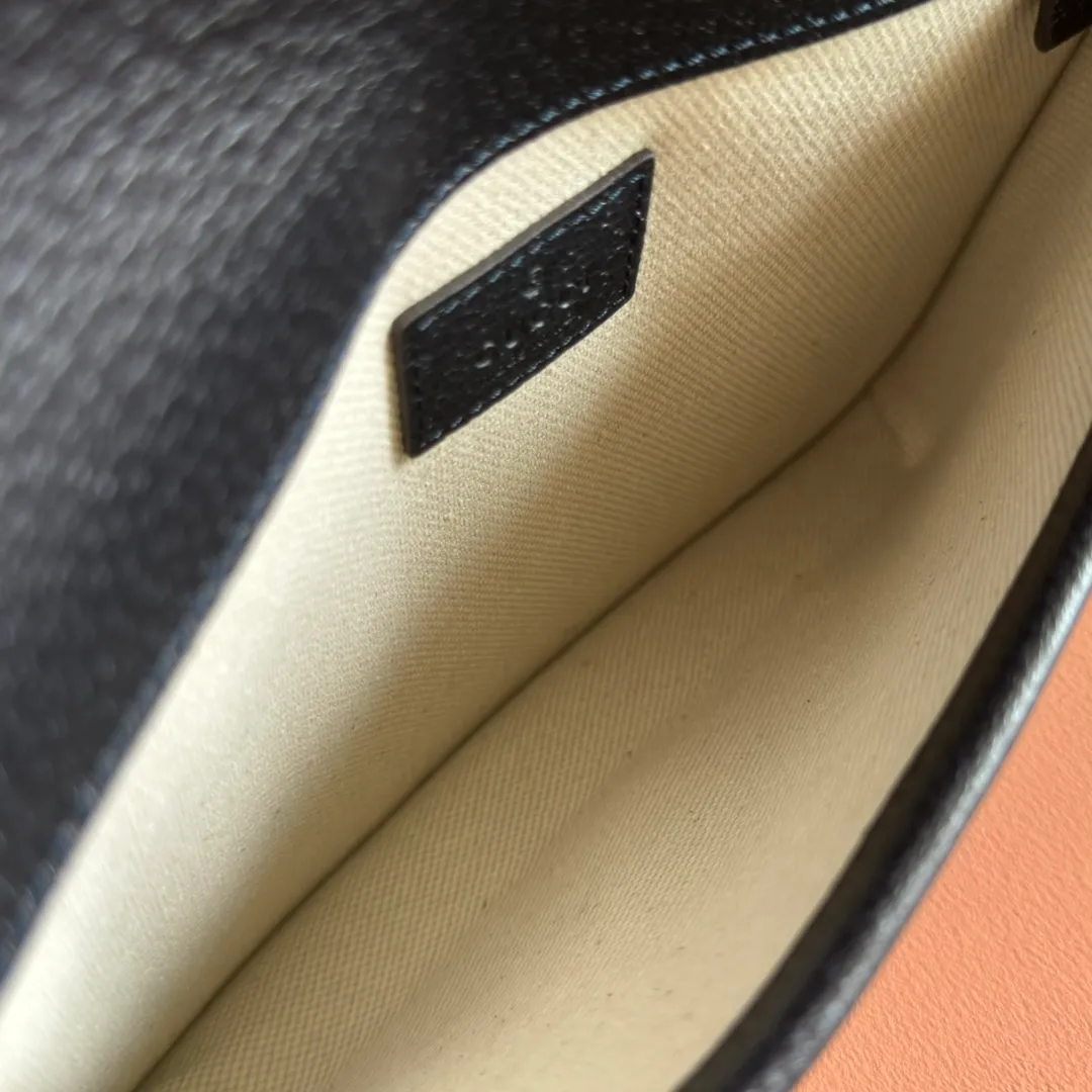 p640. 📣📣📣【Original leather accessories🌈 Equipped with full counter packaging】🔥🔥 Ophidia series GG small waist bag. The Ophidia series combines the traditional essence of Gucci with modern design to present dazzling new works with ingenuity. This men's belt bag cleverly combines Double G hardware and GG Supreme canvas, a new interpretation of the classic material in gray and black. The waist strap is adjustable to create a variety of carrying options. Gray and black GG Supreme canvas, gray leather trim, palladium tone hardware, cotton and linen lining Double G, belt length adjustable from 52 to 81 cm, flap with magnetic snap closure, weight: approx. 0.37 kg. Model: 752597. Dimensions: 23.9(width) x 17(h) x 3.6cm(d) Color: blue/pvc. Made in Italy