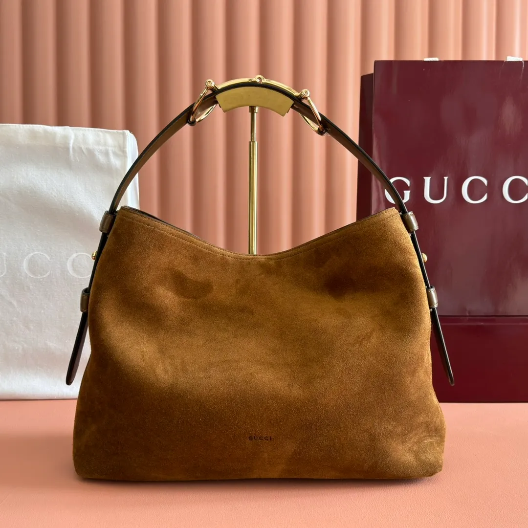 p1500. 💋💋💋【With full set of original counter packaging】2025 autumn and winter series, Gucci Beatrix series handbags adopt a casual silhouette, and the shoulder straps are decorated with iconic horsebit details to further enhance the fashion sense. Gold-toned accessories add to the sophisticated elegance of the design, and an interior zippered pocket keeps your belongings securely stored. Combining elegance and functionality, it easily accommodates daily essentials. Black soft glossy calfskin. Gold-tone hardware. Black cotton and linen blend lining. Horsebit detail on shoulder strap. Interior: Zip pocket. Shoulder strap: 21 cm high; 85 cm long. Ident: 850926. Dimensions: 35cm (width) x 27.5cm (height) x 11cm (depth) Weight: approx. 0.7kg Color: nubuck full leather. Made in Italy