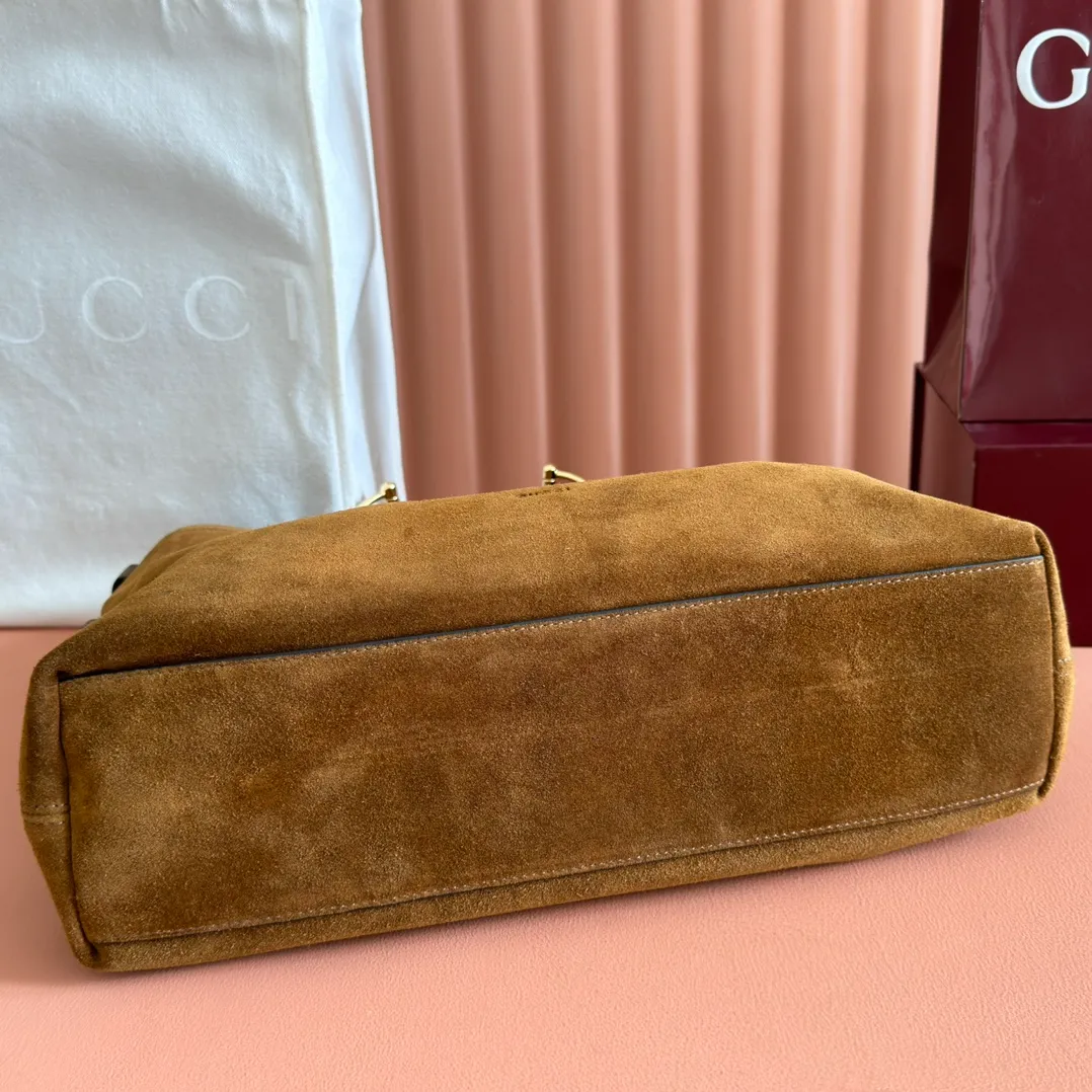 p1500. 💋💋💋【With full set of original counter packaging】2025 autumn and winter series, Gucci Beatrix series handbags adopt a casual silhouette, and the shoulder straps are decorated with iconic horsebit details to further enhance the fashion sense. Gold-toned accessories add to the sophisticated elegance of the design, and an interior zippered pocket keeps your belongings securely stored. Combining elegance and functionality, it easily accommodates daily essentials. Black soft glossy calfskin. Gold-tone hardware. Black cotton and linen blend lining. Horsebit detail on shoulder strap. Interior: Zip pocket. Shoulder strap: 21 cm high; 85 cm long. Ident: 850926. Dimensions: 35cm (width) x 27.5cm (height) x 11cm (depth) Weight: approx. 0.7kg Color: nubuck full leather. Made in Italy