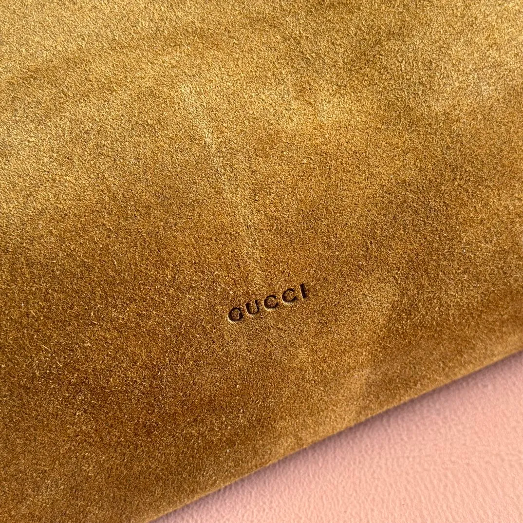 p1500. 💋💋💋【With full set of original counter packaging】2025 autumn and winter series, Gucci Beatrix series handbags adopt a casual silhouette, and the shoulder straps are decorated with iconic horsebit details to further enhance the fashion sense. Gold-toned accessories add to the sophisticated elegance of the design, and an interior zippered pocket keeps your belongings securely stored. Combining elegance and functionality, it easily accommodates daily essentials. Black soft glossy calfskin. Gold-tone hardware. Black cotton and linen blend lining. Horsebit detail on shoulder strap. Interior: Zip pocket. Shoulder strap: 21 cm high; 85 cm long. Ident: 850926. Dimensions: 35cm (width) x 27.5cm (height) x 11cm (depth) Weight: approx. 0.7kg Color: nubuck full leather. Made in Italy