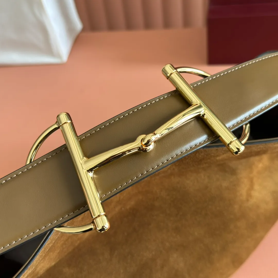 p1500. 💋💋💋【With full set of original counter packaging】2025 autumn and winter series, Gucci Beatrix series handbags adopt a casual silhouette, and the shoulder straps are decorated with iconic horsebit details to further enhance the fashion sense. Gold-toned accessories add to the sophisticated elegance of the design, and an interior zippered pocket keeps your belongings securely stored. Combining elegance and functionality, it easily accommodates daily essentials. Black soft glossy calfskin. Gold-tone hardware. Black cotton and linen blend lining. Horsebit detail on shoulder strap. Interior: Zip pocket. Shoulder strap: 21 cm high; 85 cm long. Ident: 850926. Dimensions: 35cm (width) x 27.5cm (height) x 11cm (depth) Weight: approx. 0.7kg Color: nubuck full leather. Made in Italy