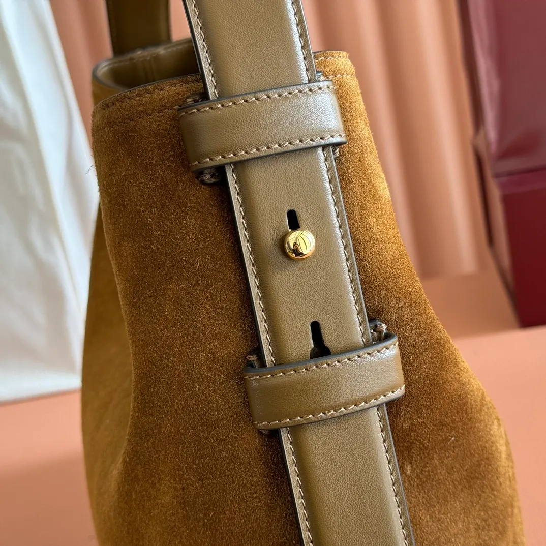 p1500. 💋💋💋【With full set of original counter packaging】2025 autumn and winter series, Gucci Beatrix series handbags adopt a casual silhouette, and the shoulder straps are decorated with iconic horsebit details to further enhance the fashion sense. Gold-toned accessories add to the sophisticated elegance of the design, and an interior zippered pocket keeps your belongings securely stored. Combining elegance and functionality, it easily accommodates daily essentials. Black soft glossy calfskin. Gold-tone hardware. Black cotton and linen blend lining. Horsebit detail on shoulder strap. Interior: Zip pocket. Shoulder strap: 21 cm high; 85 cm long. Ident: 850926. Dimensions: 35cm (width) x 27.5cm (height) x 11cm (depth) Weight: approx. 0.7kg Color: nubuck full leather. Made in Italy