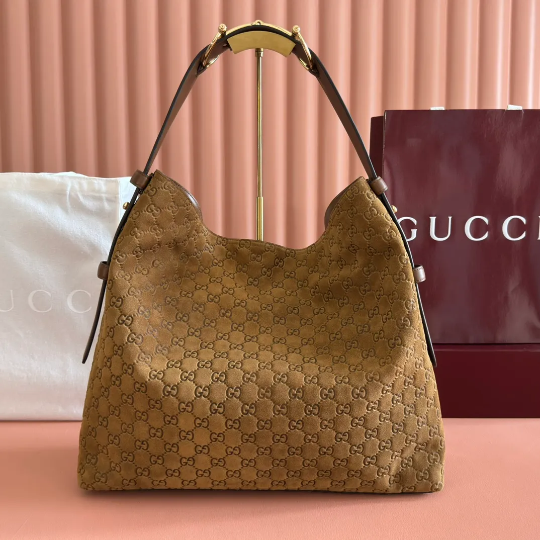 p1540. 💋💋💋【With full set of original counter packaging】2025 autumn and winter series, Gucci Beatrix series handbags adopt a casual silhouette, and the shoulder straps are decorated with iconic horsebit details to further enhance the fashion sense. Gold-toned accessories add to the sophisticated elegance of the design, and an interior zippered pocket keeps your belongings securely stored. Combining elegance and functionality, it easily accommodates daily essentials. Black soft glossy calfskin. Gold-tone hardware. Black cotton and linen blend lining. Horsebit detail on shoulder strap. Interior: Zip pocket. Shoulder strap: 21 cm high; 85 cm long. Ident: 850926. Dimensions: 35cm (width) x 27.5cm (height) x 11cm (depth) Weight: approx. 0.7kg Color: nubuck full leather. Made in Italy