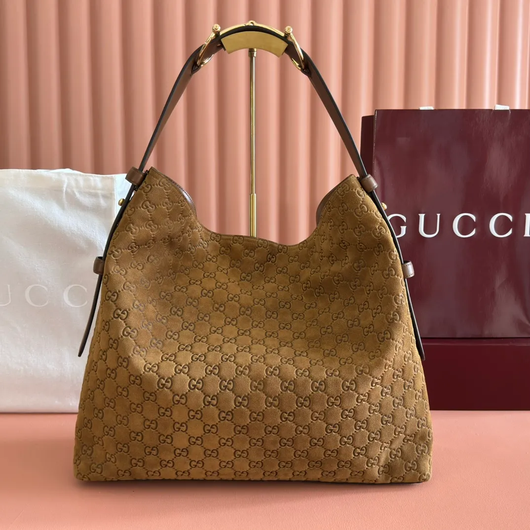 p1540. 💋💋💋【With full set of original counter packaging】2025 autumn and winter series, Gucci Beatrix series handbags adopt a casual silhouette, and the shoulder straps are decorated with iconic horsebit details to further enhance the fashion sense. Gold-toned accessories add to the sophisticated elegance of the design, and an interior zippered pocket keeps your belongings securely stored. Combining elegance and functionality, it easily accommodates daily essentials. Black soft glossy calfskin. Gold-tone hardware. Black cotton and linen blend lining. Horsebit detail on shoulder strap. Interior: Zip pocket. Shoulder strap: 21 cm high; 85 cm long. Ident: 850926. Dimensions: 35cm (width) x 27.5cm (height) x 11cm (depth) Weight: approx. 0.7kg Color: nubuck full leather. Made in Italy