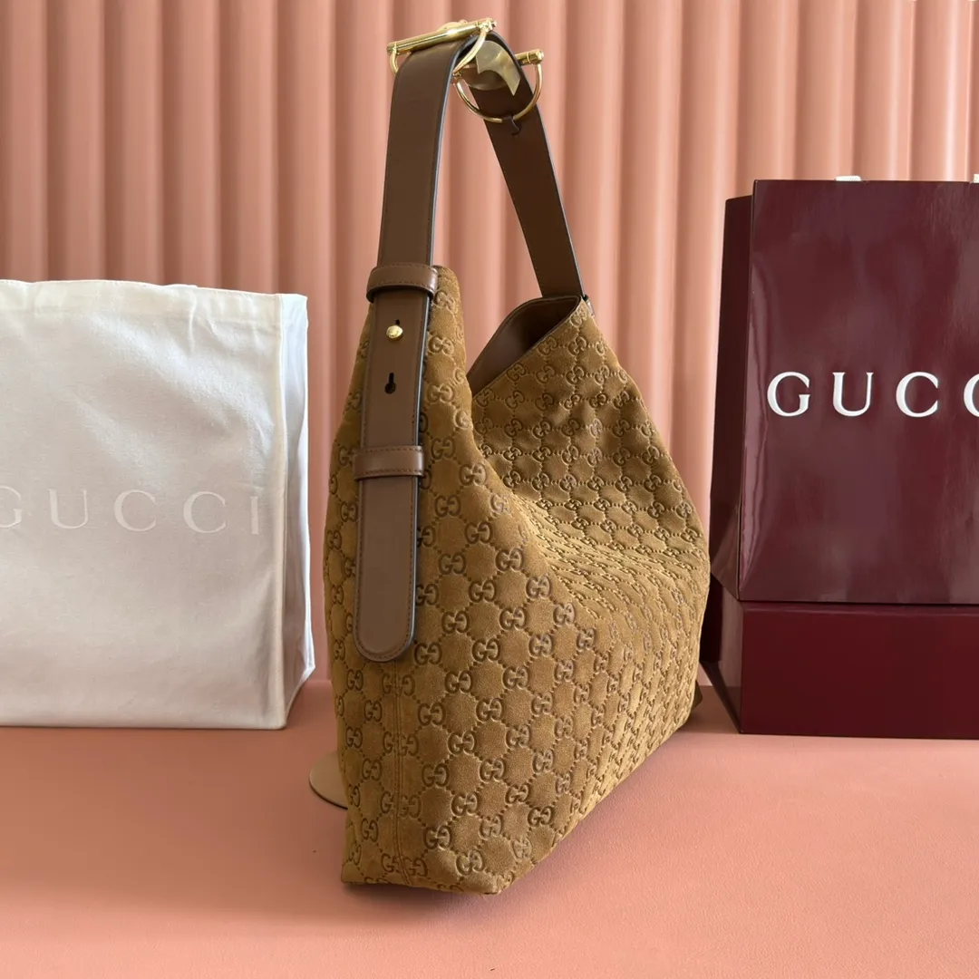 p1540. 💋💋💋【With full set of original counter packaging】2025 autumn and winter series, Gucci Beatrix series handbags adopt a casual silhouette, and the shoulder straps are decorated with iconic horsebit details to further enhance the fashion sense. Gold-toned accessories add to the sophisticated elegance of the design, and an interior zippered pocket keeps your belongings securely stored. Combining elegance and functionality, it easily accommodates daily essentials. Black soft glossy calfskin. Gold-tone hardware. Black cotton and linen blend lining. Horsebit detail on shoulder strap. Interior: Zip pocket. Shoulder strap: 21 cm high; 85 cm long. Ident: 850926. Dimensions: 35cm (width) x 27.5cm (height) x 11cm (depth) Weight: approx. 0.7kg Color: nubuck full leather. Made in Italy