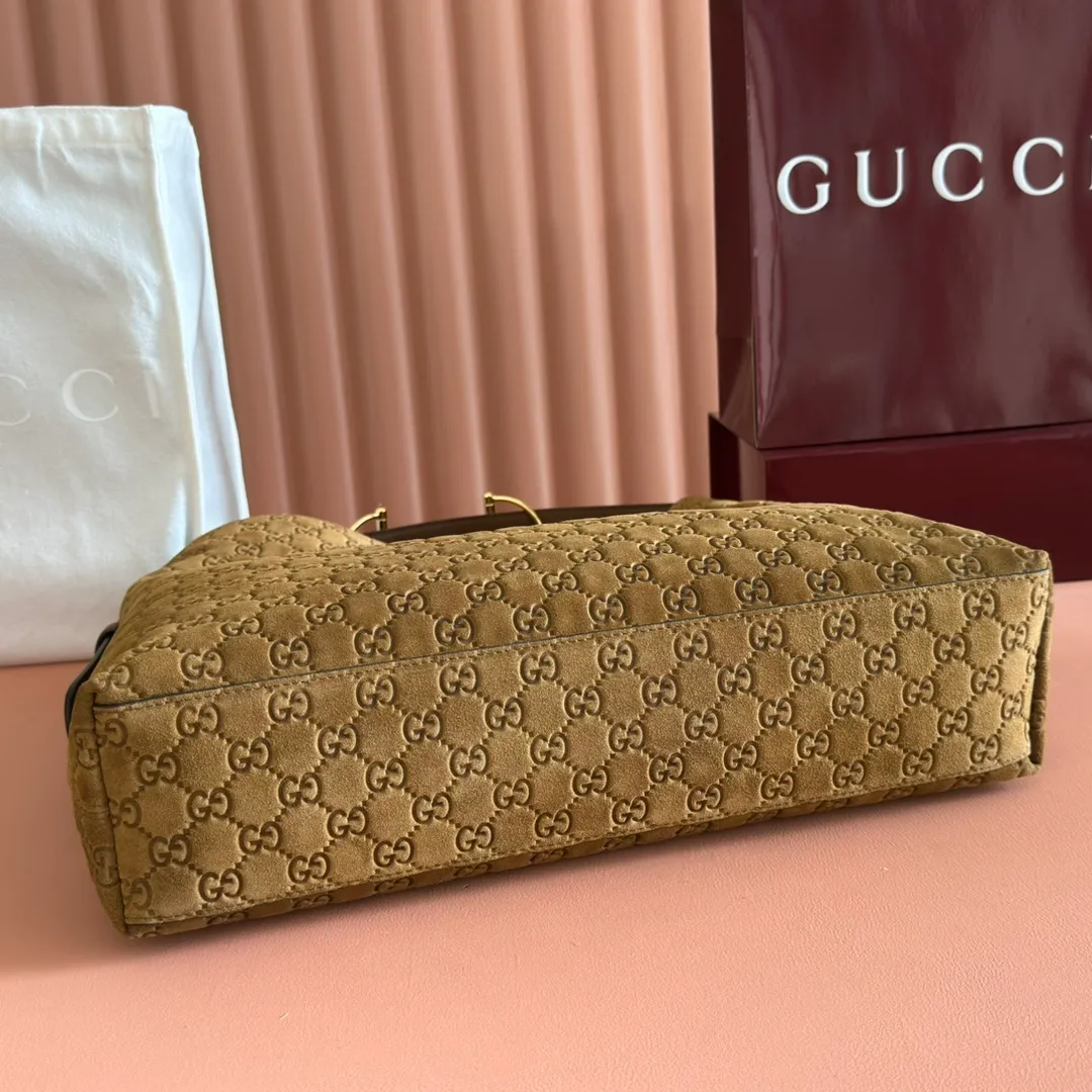 p1540. 💋💋💋【With full set of original counter packaging】2025 autumn and winter series, Gucci Beatrix series handbags adopt a casual silhouette, and the shoulder straps are decorated with iconic horsebit details to further enhance the fashion sense. Gold-toned accessories add to the sophisticated elegance of the design, and an interior zippered pocket keeps your belongings securely stored. Combining elegance and functionality, it easily accommodates daily essentials. Black soft glossy calfskin. Gold-tone hardware. Black cotton and linen blend lining. Horsebit detail on shoulder strap. Interior: Zip pocket. Shoulder strap: 21 cm high; 85 cm long. Ident: 850926. Dimensions: 35cm (width) x 27.5cm (height) x 11cm (depth) Weight: approx. 0.7kg Color: nubuck full leather. Made in Italy