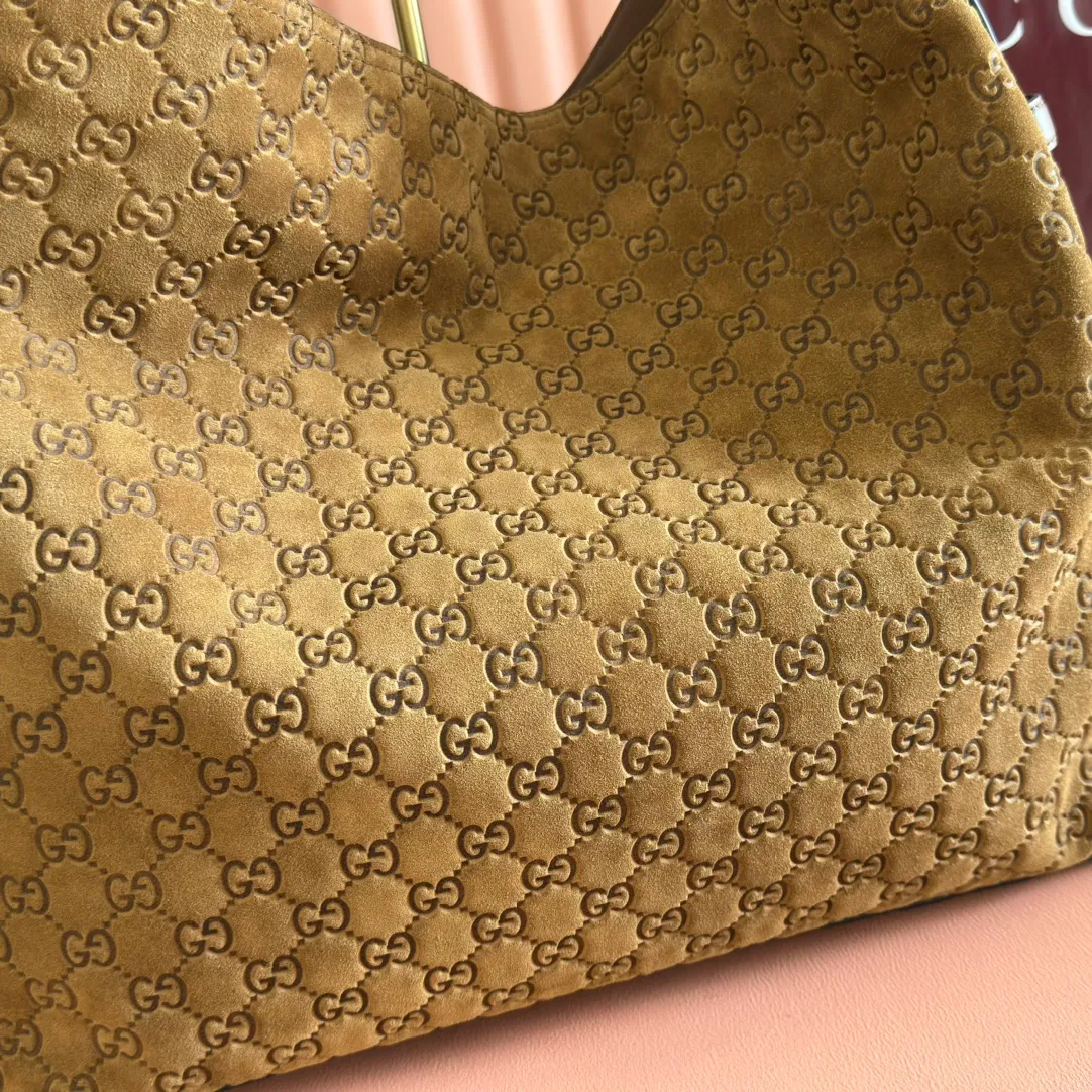 p1540. 💋💋💋【With full set of original counter packaging】2025 autumn and winter series, Gucci Beatrix series handbags adopt a casual silhouette, and the shoulder straps are decorated with iconic horsebit details to further enhance the fashion sense. Gold-toned accessories add to the sophisticated elegance of the design, and an interior zippered pocket keeps your belongings securely stored. Combining elegance and functionality, it easily accommodates daily essentials. Black soft glossy calfskin. Gold-tone hardware. Black cotton and linen blend lining. Horsebit detail on shoulder strap. Interior: Zip pocket. Shoulder strap: 21 cm high; 85 cm long. Ident: 850926. Dimensions: 35cm (width) x 27.5cm (height) x 11cm (depth) Weight: approx. 0.7kg Color: nubuck full leather. Made in Italy