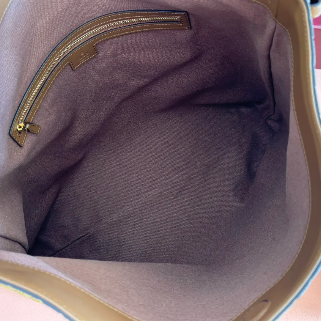 p1540. 💋💋💋【With full set of original counter packaging】2025 autumn and winter series, Gucci Beatrix series handbags adopt a casual silhouette, and the shoulder straps are decorated with iconic horsebit details to further enhance the fashion sense. Gold-toned accessories add to the sophisticated elegance of the design, and an interior zippered pocket keeps your belongings securely stored. Combining elegance and functionality, it easily accommodates daily essentials. Black soft glossy calfskin. Gold-tone hardware. Black cotton and linen blend lining. Horsebit detail on shoulder strap. Interior: Zip pocket. Shoulder strap: 21 cm high; 85 cm long. Ident: 850926. Dimensions: 35cm (width) x 27.5cm (height) x 11cm (depth) Weight: approx. 0.7kg Color: nubuck full leather. Made in Italy