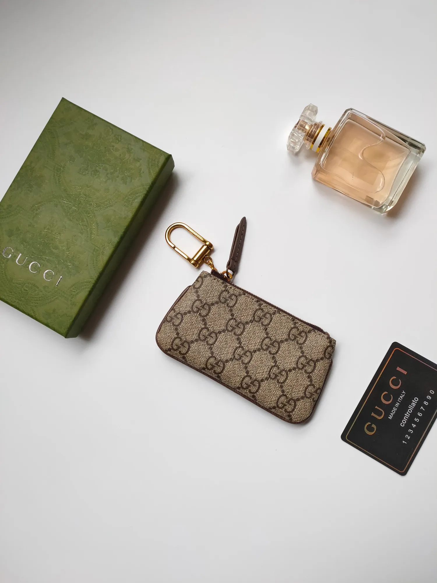 ￥130 GUCCI’s new small coin purse ~ lipstick bag! Made of imported cowhide and PVC! Paired with exquisite original factory hardware! Flexible and unique hook buckle, small and exquisite, with great effect. Model: 671722, size: 12x7.5x1.5cm.