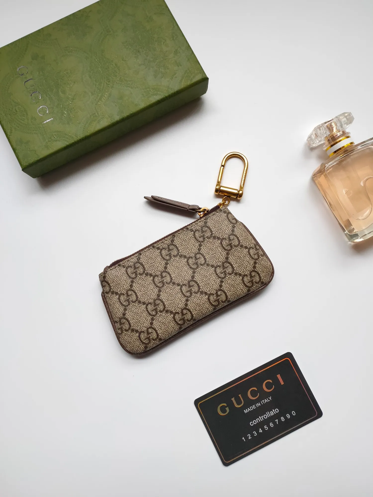 ￥130 GUCCI’s new small coin purse ~ lipstick bag! Made of imported cowhide and PVC! Paired with exquisite original factory hardware! Flexible and unique hook buckle, small and exquisite, with great effect. Model: 671722, size: 12x7.5x1.5cm.