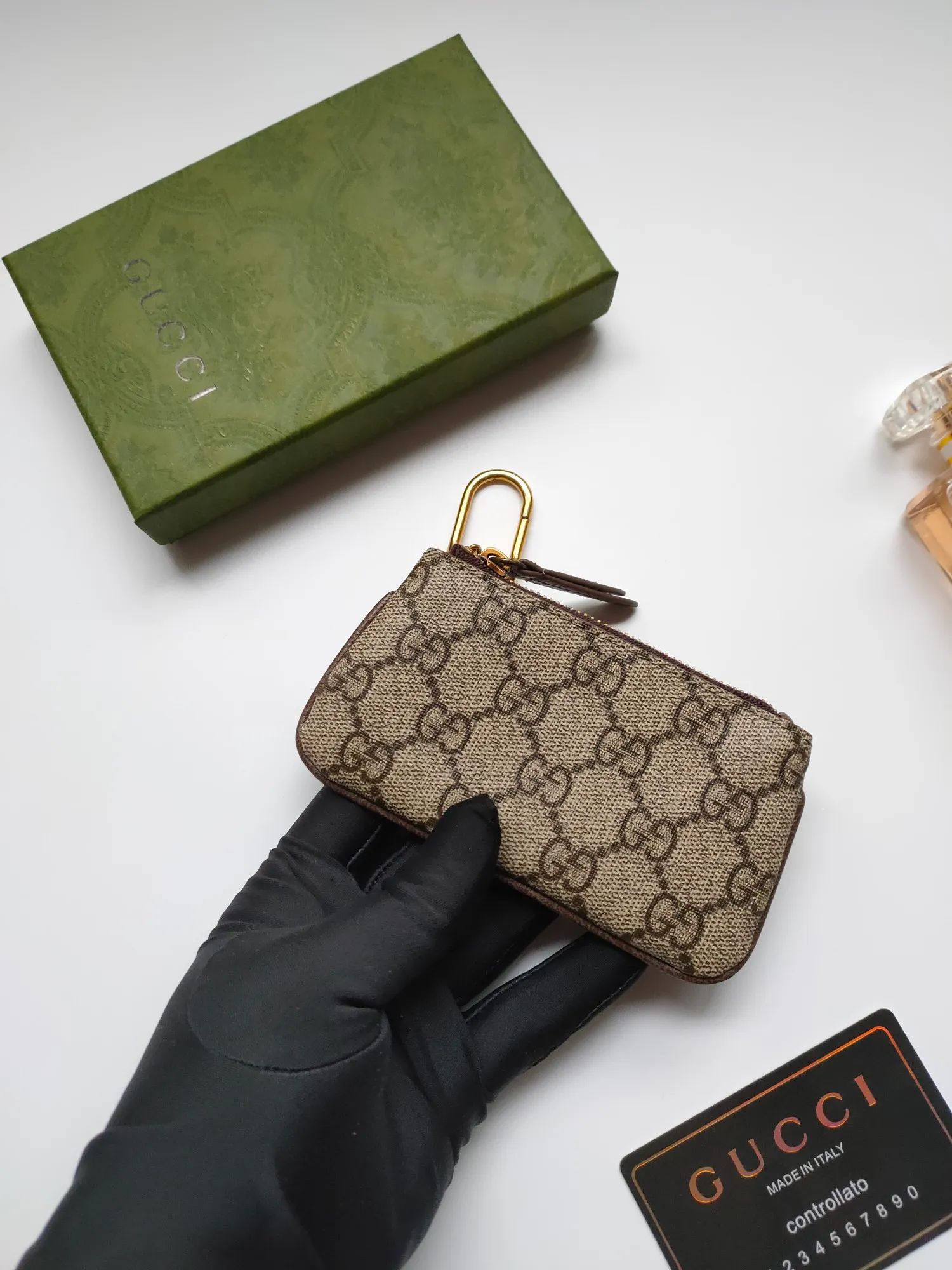 ￥130 GUCCI’s new small coin purse ~ lipstick bag! Made of imported cowhide and PVC! Paired with exquisite original factory hardware! Flexible and unique hook buckle, small and exquisite, with great effect. Model: 671722, size: 12x7.5x1.5cm.