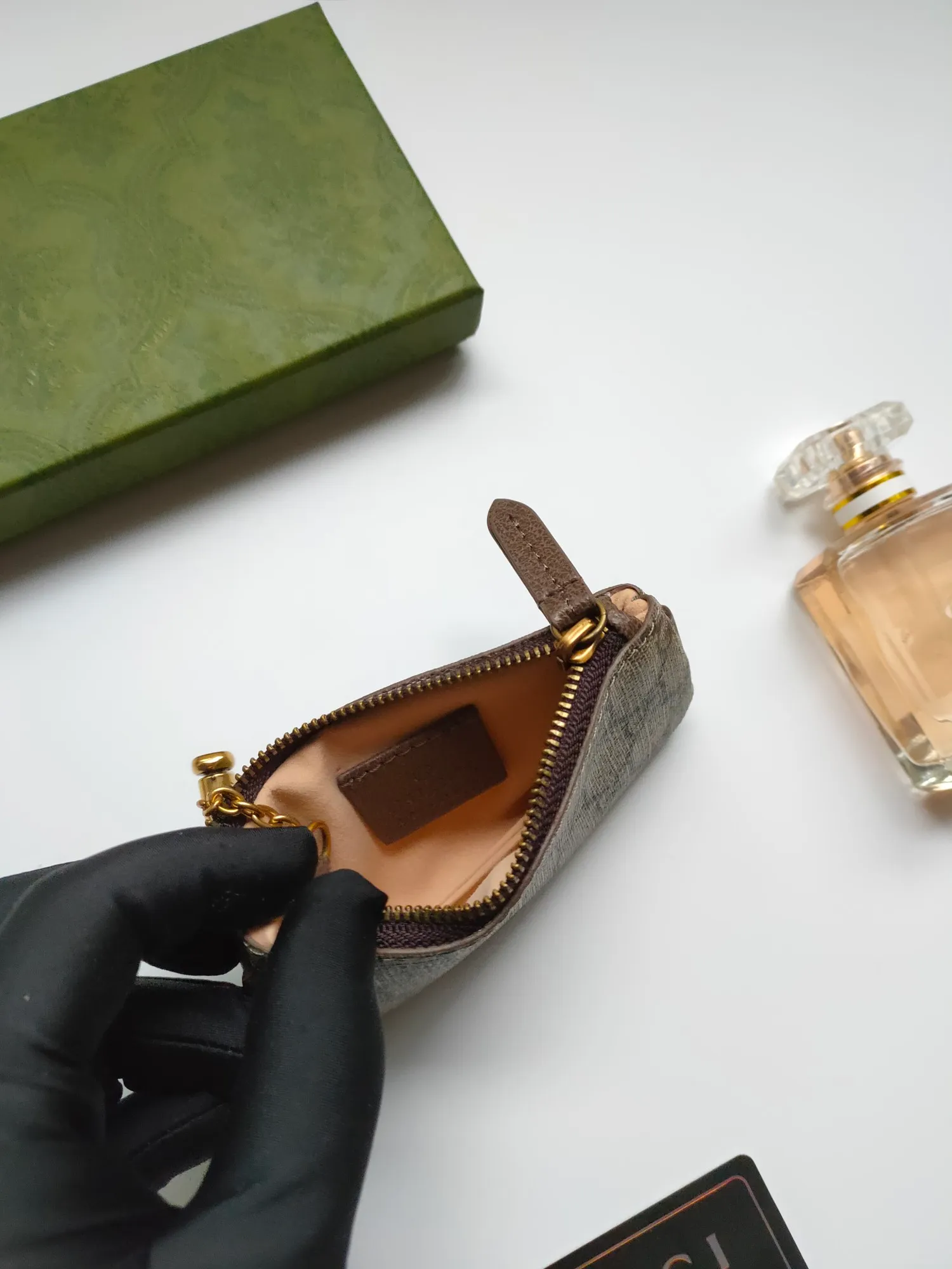 ￥130 GUCCI’s new small coin purse ~ lipstick bag! Made of imported cowhide and PVC! Paired with exquisite original factory hardware! Flexible and unique hook buckle, small and exquisite, with great effect. Model: 671722, size: 12x7.5x1.5cm.