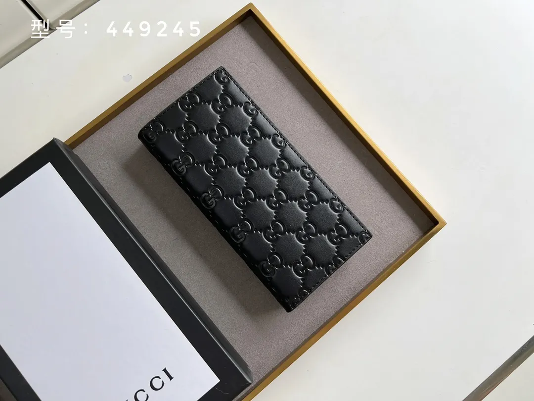 💰140 Top original version💎 GG big G embossed # Guccissima GG printed cowhide suit clip Bi-fold wallet Black suit clip looks slimmer but contains a lot of cards. You can fit as many as you like. There are 13 card slots, two banknote compartments and a photo frame~ If you are giving a male ticket, remember to put your photo in it:) The most important thing is the classic GG print. Model: 307774/473918 Size: 17.5*9cm