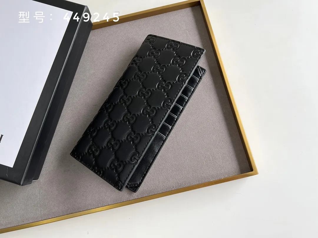 💰140 Top original version💎 GG big G embossed # Guccissima GG printed cowhide suit clip Bi-fold wallet Black suit clip looks slimmer but contains a lot of cards. You can fit as many as you like. There are 13 card slots, two banknote compartments and a photo frame~ If you are giving a male ticket, remember to put your photo in it:) The most important thing is the classic GG print. Model: 307774/473918 Size: 17.5*9cm