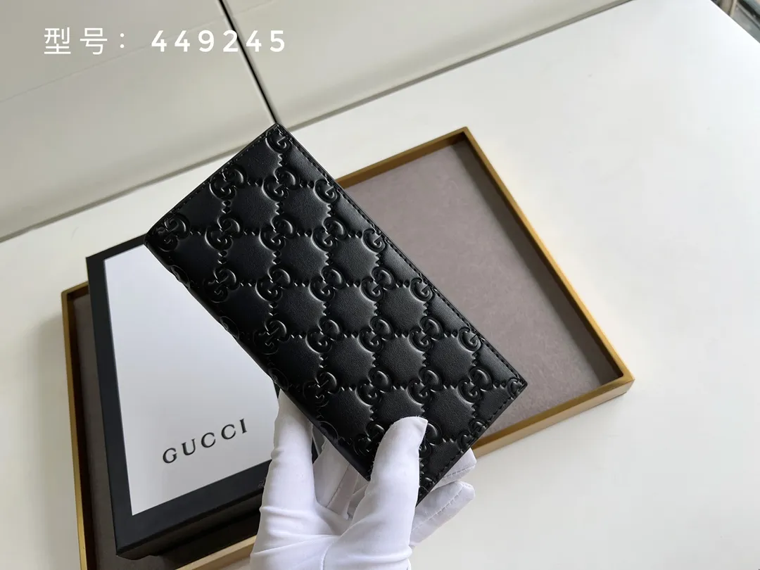 💰140 Top original version💎 GG big G embossed # Guccissima GG printed cowhide suit clip Bi-fold wallet Black suit clip looks slimmer but contains a lot of cards. You can fit as many as you like. There are 13 card slots, two banknote compartments and a photo frame~ If you are giving a male ticket, remember to put your photo in it:) The most important thing is the classic GG print. Model: 307774/473918 Size: 17.5*9cm