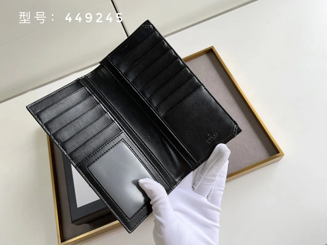 💰140 Top original version💎 GG big G embossed # Guccissima GG printed cowhide suit clip Bi-fold wallet Black suit clip looks slimmer but contains a lot of cards. You can fit as many as you like. There are 13 card slots, two banknote compartments and a photo frame~ If you are giving a male ticket, remember to put your photo in it:) The most important thing is the classic GG print. Model: 307774/473918 Size: 17.5*9cm