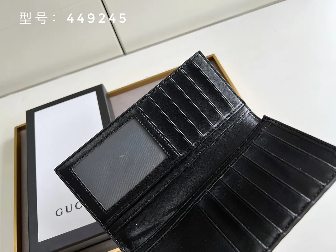 💰140 Top original version💎 GG big G embossed # Guccissima GG printed cowhide suit clip Bi-fold wallet Black suit clip looks slimmer but contains a lot of cards. You can fit as many as you like. There are 13 card slots, two banknote compartments and a photo frame~ If you are giving a male ticket, remember to put your photo in it:) The most important thing is the classic GG print. Model: 307774/473918 Size: 17.5*9cm