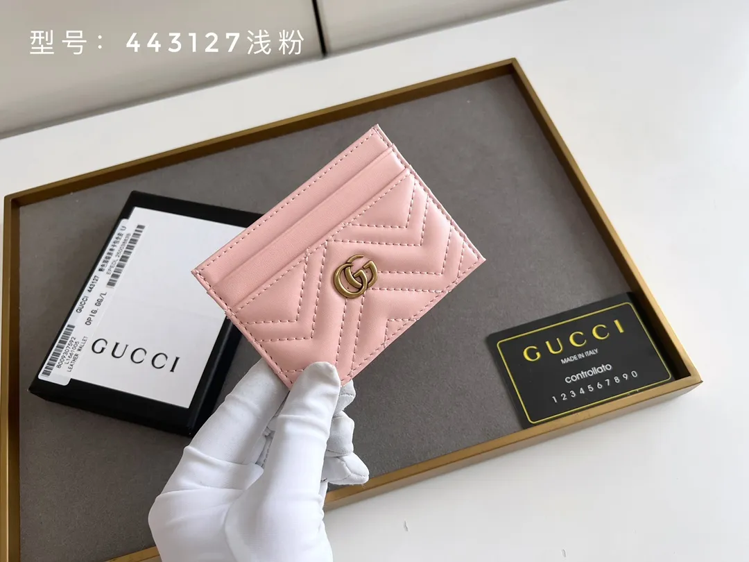 💰100 top original 💎 Full card bag # GUCCI new women's card bag. GG Marmont card holder. Made of calfskin, quilted humanoid pattern and crafted with top-grade overseas hardware. GG Marmont card holder! Style number: 443127 full leather size: 10x7cm
