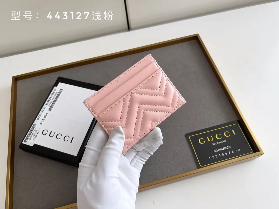 💰100 top original 💎 Full card bag # GUCCI new women's card bag. GG Marmont card holder. Made of calfskin, quilted humanoid pattern and crafted with top-grade overseas hardware. GG Marmont card holder! Style number: 443127 full leather size: 10x7cm