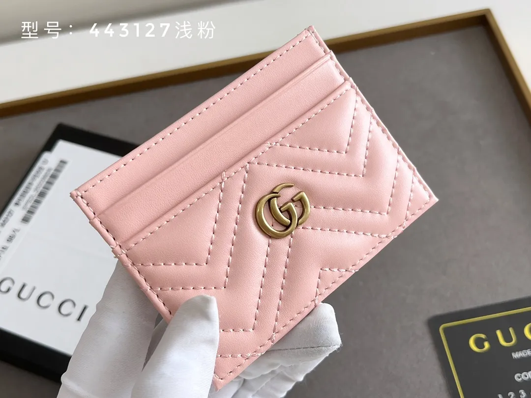 💰100 top original 💎 Full card bag # GUCCI new women's card bag. GG Marmont card holder. Made of calfskin, quilted humanoid pattern and crafted with top-grade overseas hardware. GG Marmont card holder! Style number: 443127 full leather size: 10x7cm