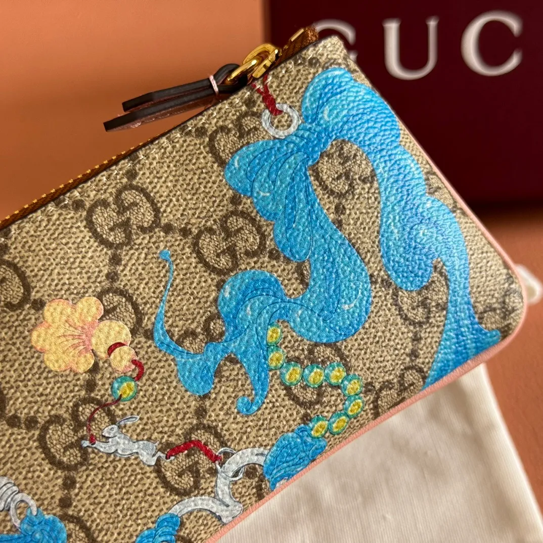 p340. 💋💋💋"With full set of original counter packaging"💋💋💋【New Product】Korean artist Inji Seo creatively presents vivid patterns, injecting artistic style into the 2025 early autumn series of women's ready-to-wear and small leather goods. This card holder is made of coated fabric with GG monogram pattern and leather piping. Beige and dark brown GG monogram coated fabric Light gold-toned hardware Brown taffeta lining Inji Seo artwork Interior: Keychain hook Zipper fastening with leather zip puller Ident: 838892. Dimensions: 12.5cm (W) x 7cm (H) x 1.5cm (D) Weight: Approx. 150g Color: Brown/Pattern. Made in Italy