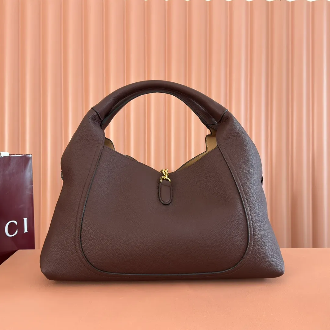 💋💋💋p1760 This Gucci Softbit series shoulder bag is ingeniously integrated with the brand's classic equestrian style accessories in the shape of a large half-horse bit. This large shoulder bag comes with a removable clutch. Gucci Ankara red grained calf leather Light gold tone hardware Dark brown microfiber lining Half horsebit closure Interior: Detachable clutch Holds iPhone Pro Max/Plus, Airpods, long wallet and lipstick Shoulder strap: 20 cm high Magnetic closure Model number: 837466. Dimensions: 46cm (width) x 26cm (height) x 16cm (depth) Weight: approx. 1.4kg Color: dark brown/original leather. Made in Italy
