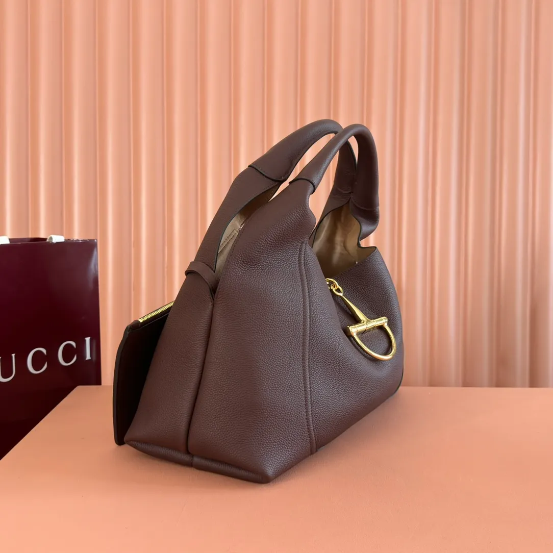 💋💋💋p1760 This Gucci Softbit series shoulder bag is ingeniously integrated with the brand's classic equestrian style accessories in the shape of a large half-horse bit. This large shoulder bag comes with a removable clutch. Gucci Ankara red grained calf leather Light gold tone hardware Dark brown microfiber lining Half horsebit closure Interior: Detachable clutch Holds iPhone Pro Max/Plus, Airpods, long wallet and lipstick Shoulder strap: 20 cm high Magnetic closure Model number: 837466. Dimensions: 46cm (width) x 26cm (height) x 16cm (depth) Weight: approx. 1.4kg Color: dark brown/original leather. Made in Italy