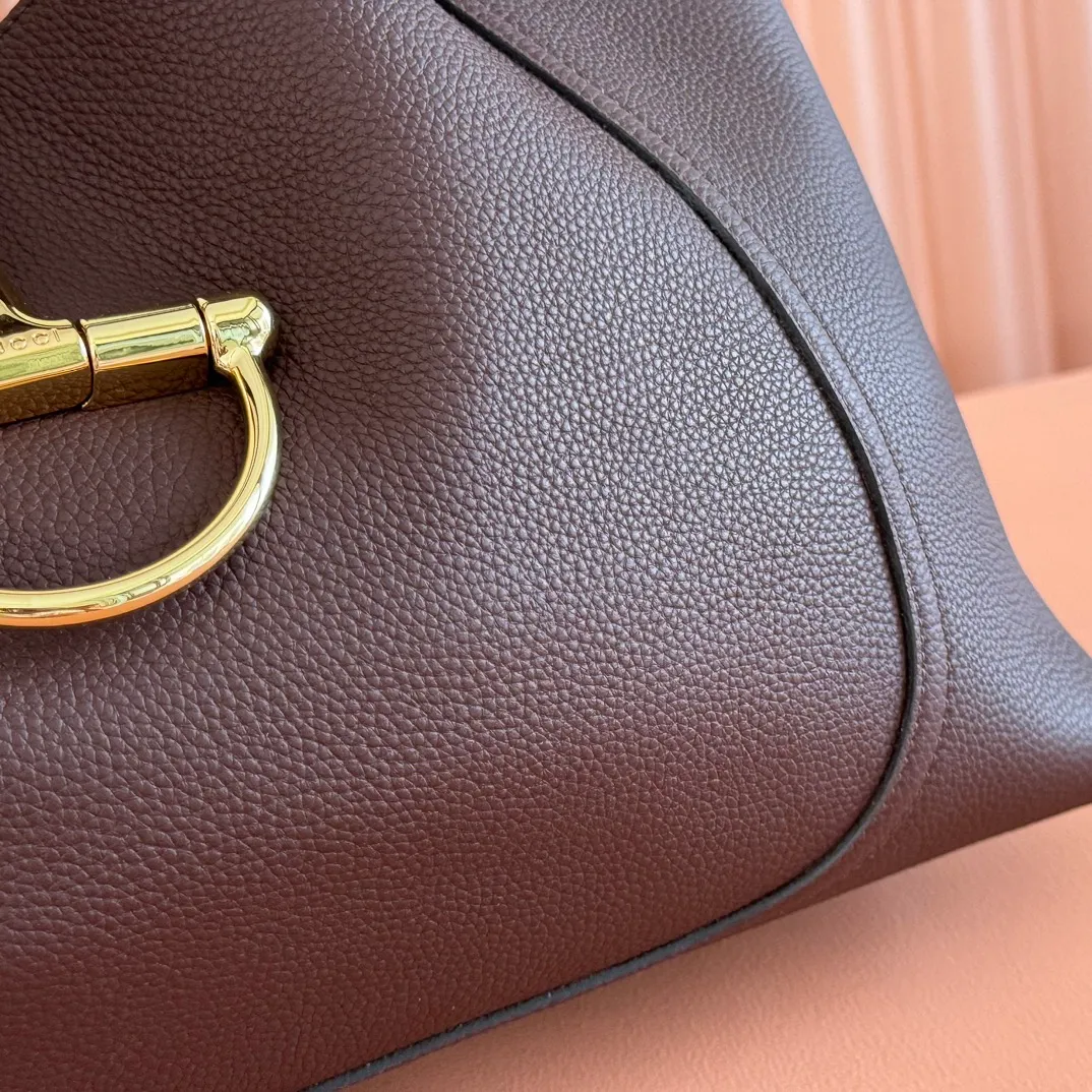 💋💋💋p1760 This Gucci Softbit series shoulder bag is ingeniously integrated with the brand's classic equestrian style accessories in the shape of a large half-horse bit. This large shoulder bag comes with a removable clutch. Gucci Ankara red grained calf leather Light gold tone hardware Dark brown microfiber lining Half horsebit closure Interior: Detachable clutch Holds iPhone Pro Max/Plus, Airpods, long wallet and lipstick Shoulder strap: 20 cm high Magnetic closure Model number: 837466. Dimensions: 46cm (width) x 26cm (height) x 16cm (depth) Weight: approx. 1.4kg Color: dark brown/original leather. Made in Italy