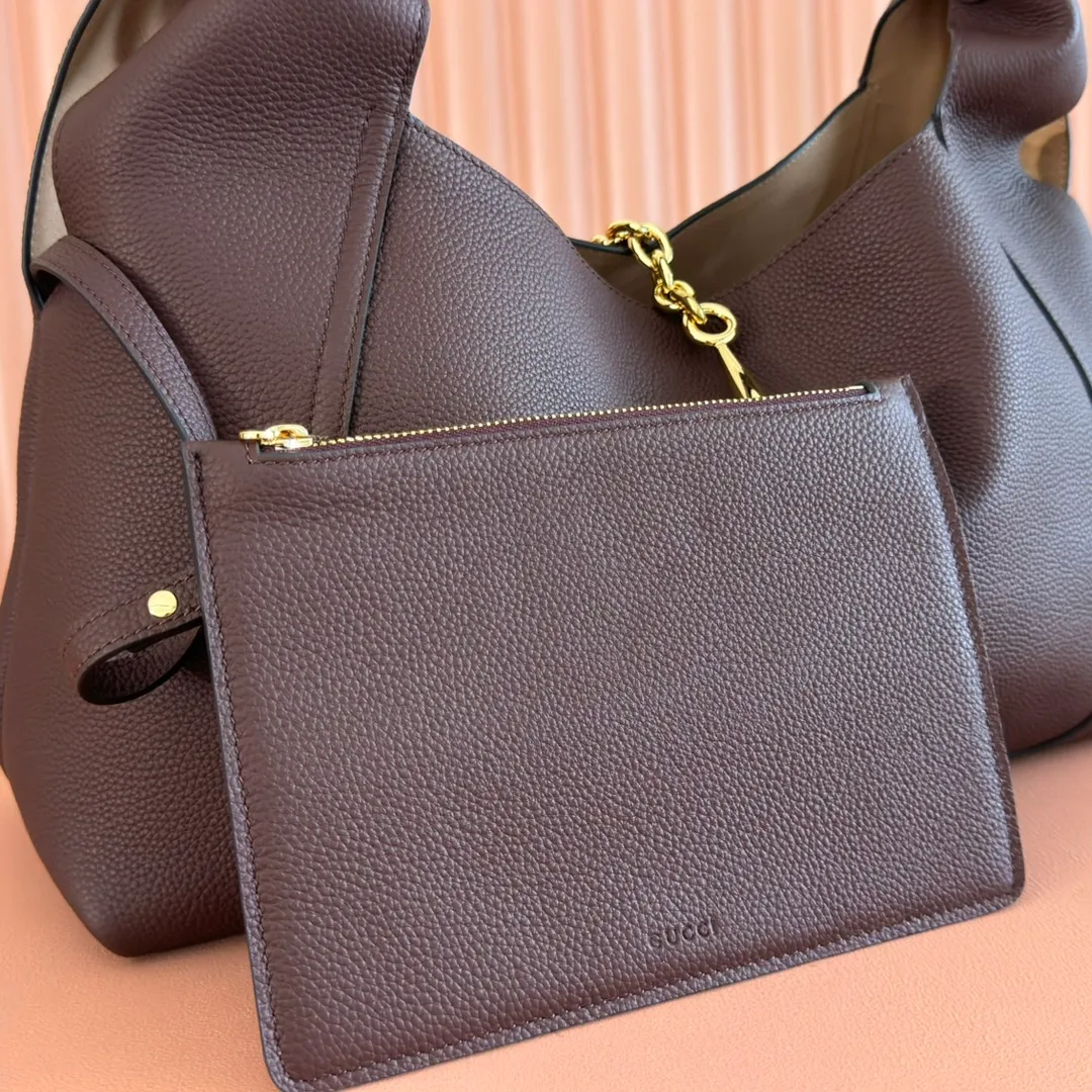 💋💋💋p1760 This Gucci Softbit series shoulder bag is ingeniously integrated with the brand's classic equestrian style accessories in the shape of a large half-horse bit. This large shoulder bag comes with a removable clutch. Gucci Ankara red grained calf leather Light gold tone hardware Dark brown microfiber lining Half horsebit closure Interior: Detachable clutch Holds iPhone Pro Max/Plus, Airpods, long wallet and lipstick Shoulder strap: 20 cm high Magnetic closure Model number: 837466. Dimensions: 46cm (width) x 26cm (height) x 16cm (depth) Weight: approx. 1.4kg Color: dark brown/original leather. Made in Italy