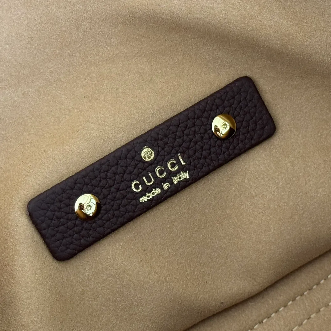 💋💋💋p1760 This Gucci Softbit series shoulder bag is ingeniously integrated with the brand's classic equestrian style accessories in the shape of a large half-horse bit. This large shoulder bag comes with a removable clutch. Gucci Ankara red grained calf leather Light gold tone hardware Dark brown microfiber lining Half horsebit closure Interior: Detachable clutch Holds iPhone Pro Max/Plus, Airpods, long wallet and lipstick Shoulder strap: 20 cm high Magnetic closure Model number: 837466. Dimensions: 46cm (width) x 26cm (height) x 16cm (depth) Weight: approx. 1.4kg Color: dark brown/original leather. Made in Italy