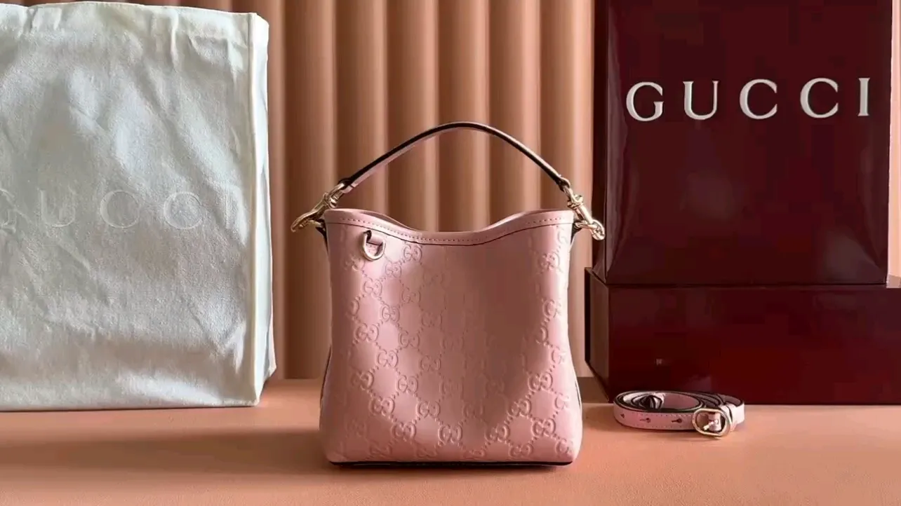 💋💋💋【New Product】👉 GG Emblem series shoulder bag, pink/embossed original leather has been shipped, 🐲Model: 815118. short video