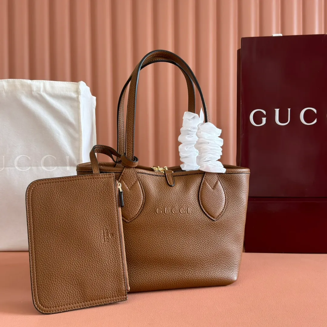 p1300. 💋💋💋【Full set of packaging at the counter】One bag, two styles, a charming interpretation of double-sided aesthetics. This Gucci Totissima tote bag is crafted from grained leather on one side and GG canvas on the other. Interpreting timeless style and functional aesthetics under the name Totissima. Black grained leather on one side, beige and dark brown GG canvas on the other Light gold-toned hardware Internal clutch: 19cm (W) x 13cm (H) Shoulder strap (22cm H) Reference number: 839124. Dimensions: 21cm (width) x 18.5cm (height) x 16cm (depth) Weight: about 0.6kg Color: apricot cloth black leather/original leather. Made in Italy