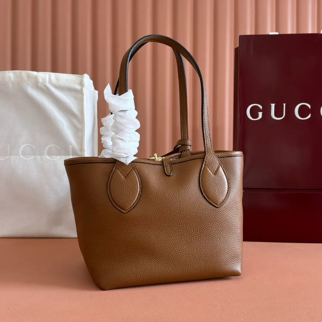 p1300. 💋💋💋【Full set of packaging at the counter】One bag, two styles, a charming interpretation of double-sided aesthetics. This Gucci Totissima tote bag is crafted from grained leather on one side and GG canvas on the other. Interpreting timeless style and functional aesthetics under the name Totissima. Black grained leather on one side, beige and dark brown GG canvas on the other Light gold-toned hardware Internal clutch: 19cm (W) x 13cm (H) Shoulder strap (22cm H) Reference number: 839124. Dimensions: 21cm (width) x 18.5cm (height) x 16cm (depth) Weight: about 0.6kg Color: apricot cloth black leather/original leather. Made in Italy