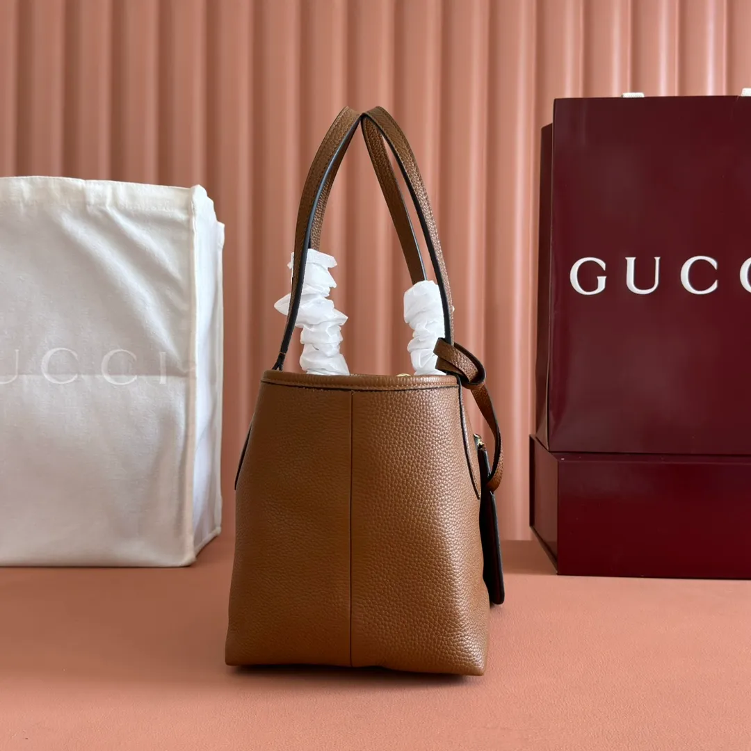 p1300. 💋💋💋【Full set of packaging at the counter】One bag, two styles, a charming interpretation of double-sided aesthetics. This Gucci Totissima tote bag is crafted from grained leather on one side and GG canvas on the other. Interpreting timeless style and functional aesthetics under the name Totissima. Black grained leather on one side, beige and dark brown GG canvas on the other Light gold-toned hardware Internal clutch: 19cm (W) x 13cm (H) Shoulder strap (22cm H) Reference number: 839124. Dimensions: 21cm (width) x 18.5cm (height) x 16cm (depth) Weight: about 0.6kg Color: apricot cloth black leather/original leather. Made in Italy