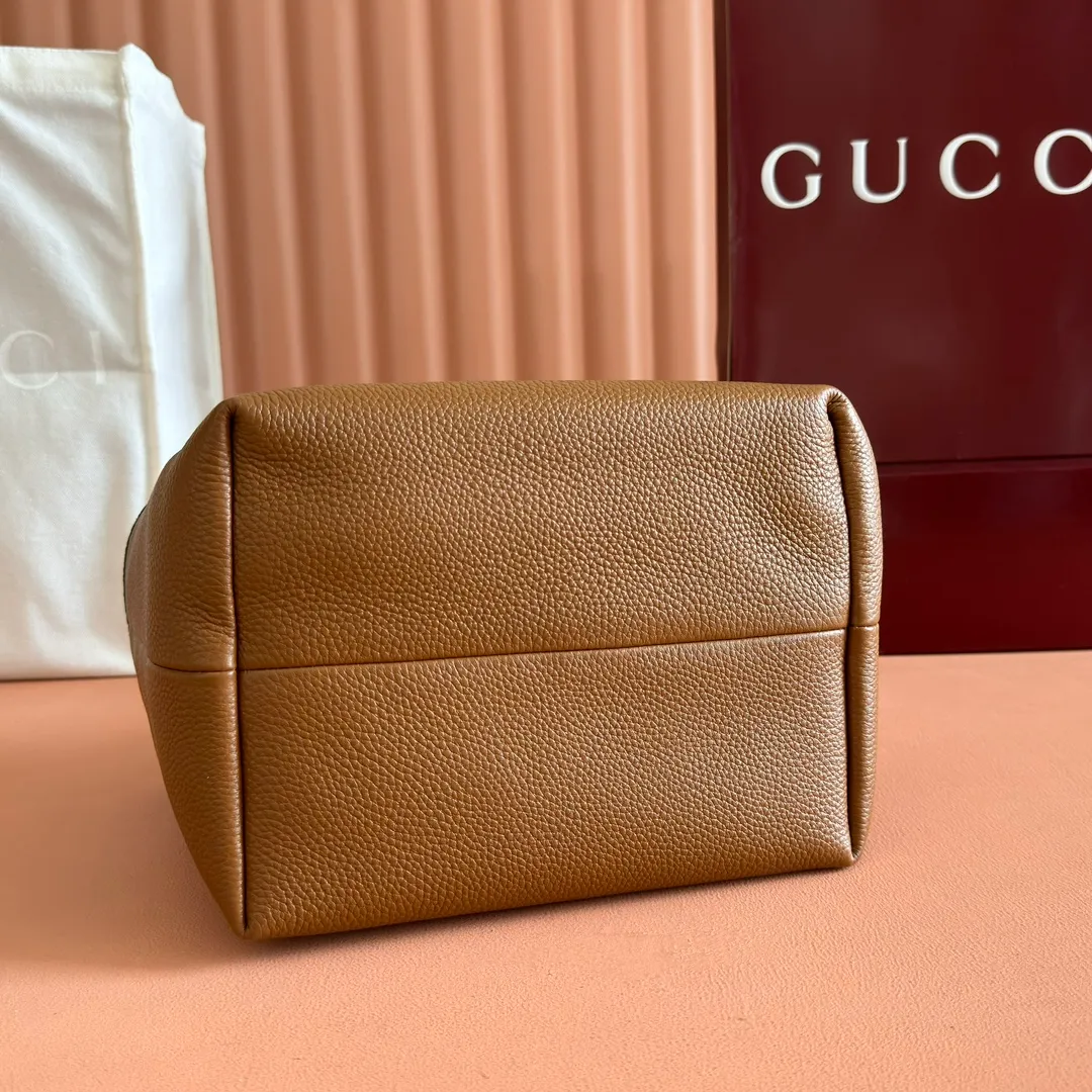 p1300. 💋💋💋【Full set of packaging at the counter】One bag, two styles, a charming interpretation of double-sided aesthetics. This Gucci Totissima tote bag is crafted from grained leather on one side and GG canvas on the other. Interpreting timeless style and functional aesthetics under the name Totissima. Black grained leather on one side, beige and dark brown GG canvas on the other Light gold-toned hardware Internal clutch: 19cm (W) x 13cm (H) Shoulder strap (22cm H) Reference number: 839124. Dimensions: 21cm (width) x 18.5cm (height) x 16cm (depth) Weight: about 0.6kg Color: apricot cloth black leather/original leather. Made in Italy