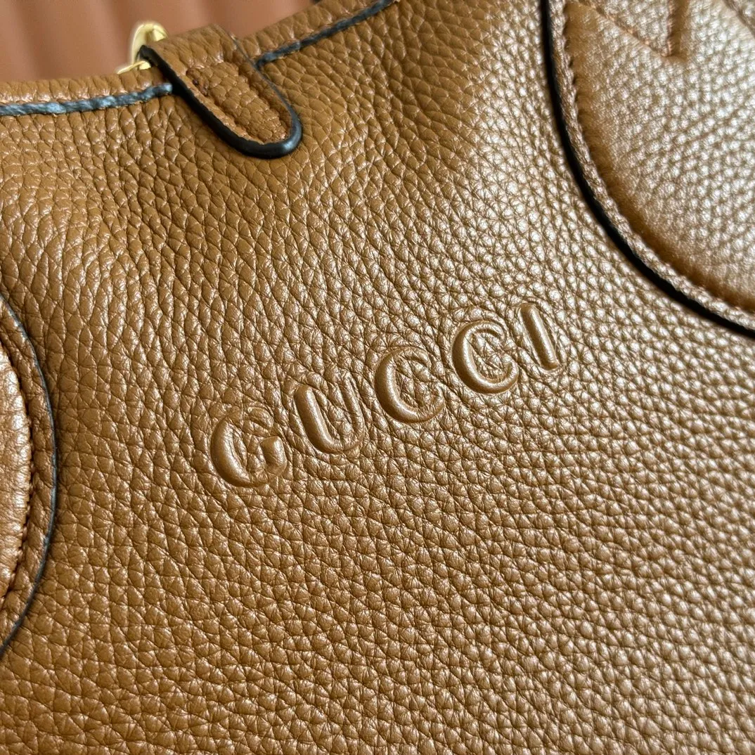 p1300. 💋💋💋【Full set of packaging at the counter】One bag, two styles, a charming interpretation of double-sided aesthetics. This Gucci Totissima tote bag is crafted from grained leather on one side and GG canvas on the other. Interpreting timeless style and functional aesthetics under the name Totissima. Black grained leather on one side, beige and dark brown GG canvas on the other Light gold-toned hardware Internal clutch: 19cm (W) x 13cm (H) Shoulder strap (22cm H) Reference number: 839124. Dimensions: 21cm (width) x 18.5cm (height) x 16cm (depth) Weight: about 0.6kg Color: apricot cloth black leather/original leather. Made in Italy