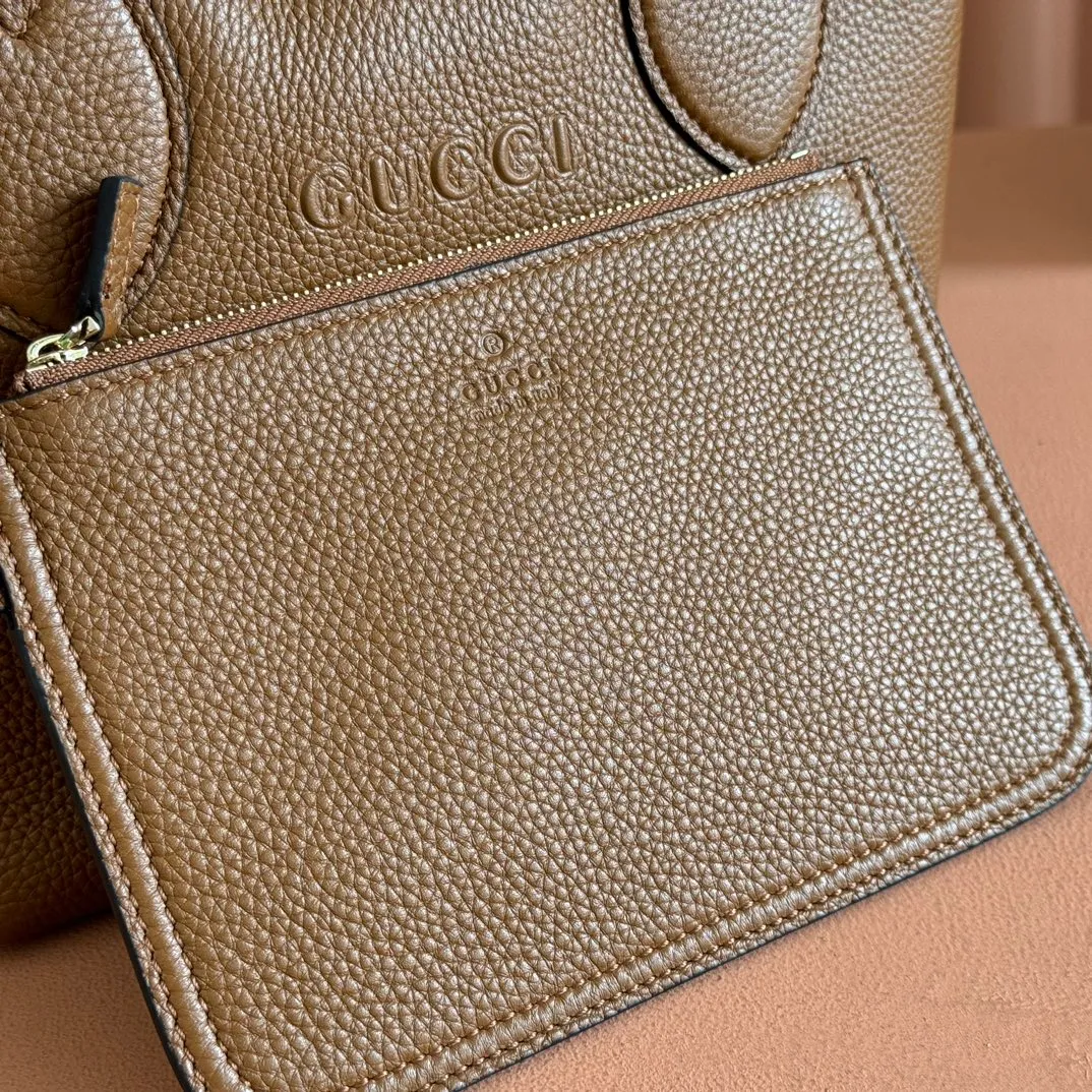 p1300. 💋💋💋【Full set of packaging at the counter】One bag, two styles, a charming interpretation of double-sided aesthetics. This Gucci Totissima tote bag is crafted from grained leather on one side and GG canvas on the other. Interpreting timeless style and functional aesthetics under the name Totissima. Black grained leather on one side, beige and dark brown GG canvas on the other Light gold-toned hardware Internal clutch: 19cm (W) x 13cm (H) Shoulder strap (22cm H) Reference number: 839124. Dimensions: 21cm (width) x 18.5cm (height) x 16cm (depth) Weight: about 0.6kg Color: apricot cloth black leather/original leather. Made in Italy