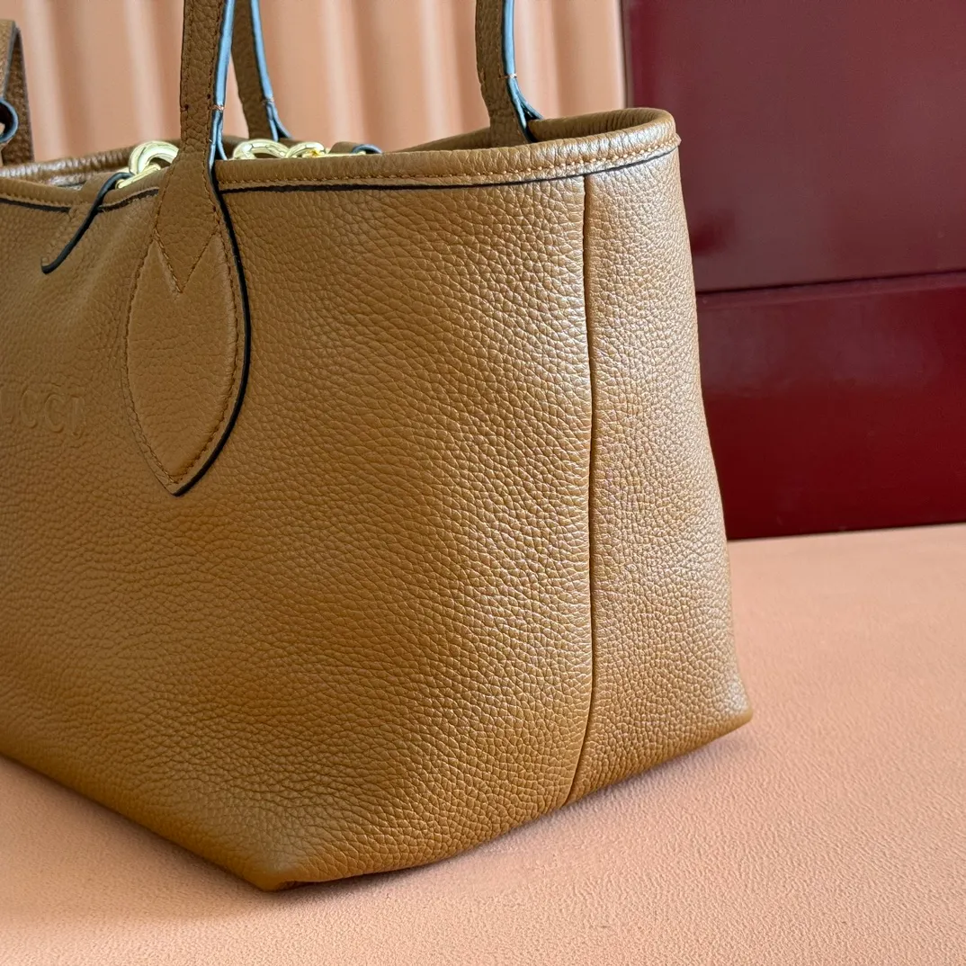 p1300. 💋💋💋【Full set of packaging at the counter】One bag, two styles, a charming interpretation of double-sided aesthetics. This Gucci Totissima tote bag is crafted from grained leather on one side and GG canvas on the other. Interpreting timeless style and functional aesthetics under the name Totissima. Black grained leather on one side, beige and dark brown GG canvas on the other Light gold-toned hardware Internal clutch: 19cm (W) x 13cm (H) Shoulder strap (22cm H) Reference number: 839124. Dimensions: 21cm (width) x 18.5cm (height) x 16cm (depth) Weight: about 0.6kg Color: apricot cloth black leather/original leather. Made in Italy