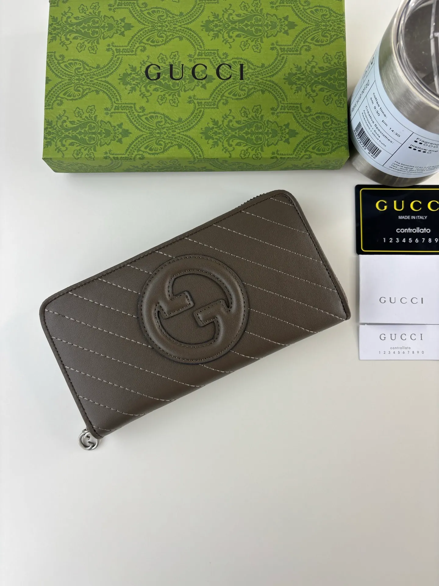 💰180 GUCCl Blondie series full zip wallet. The Gucci Blondie series uses one of the brand's bold patterns and a leather design of the same tone, exuding a subtle and restrained atmosphere. This series of ingenuity incorporates round geometric interlocking G's, fully displaying Gucci's modern aesthetic design. Style number: 760312 Size: 19.5cm x 11cm x 3cm Color: Brown
