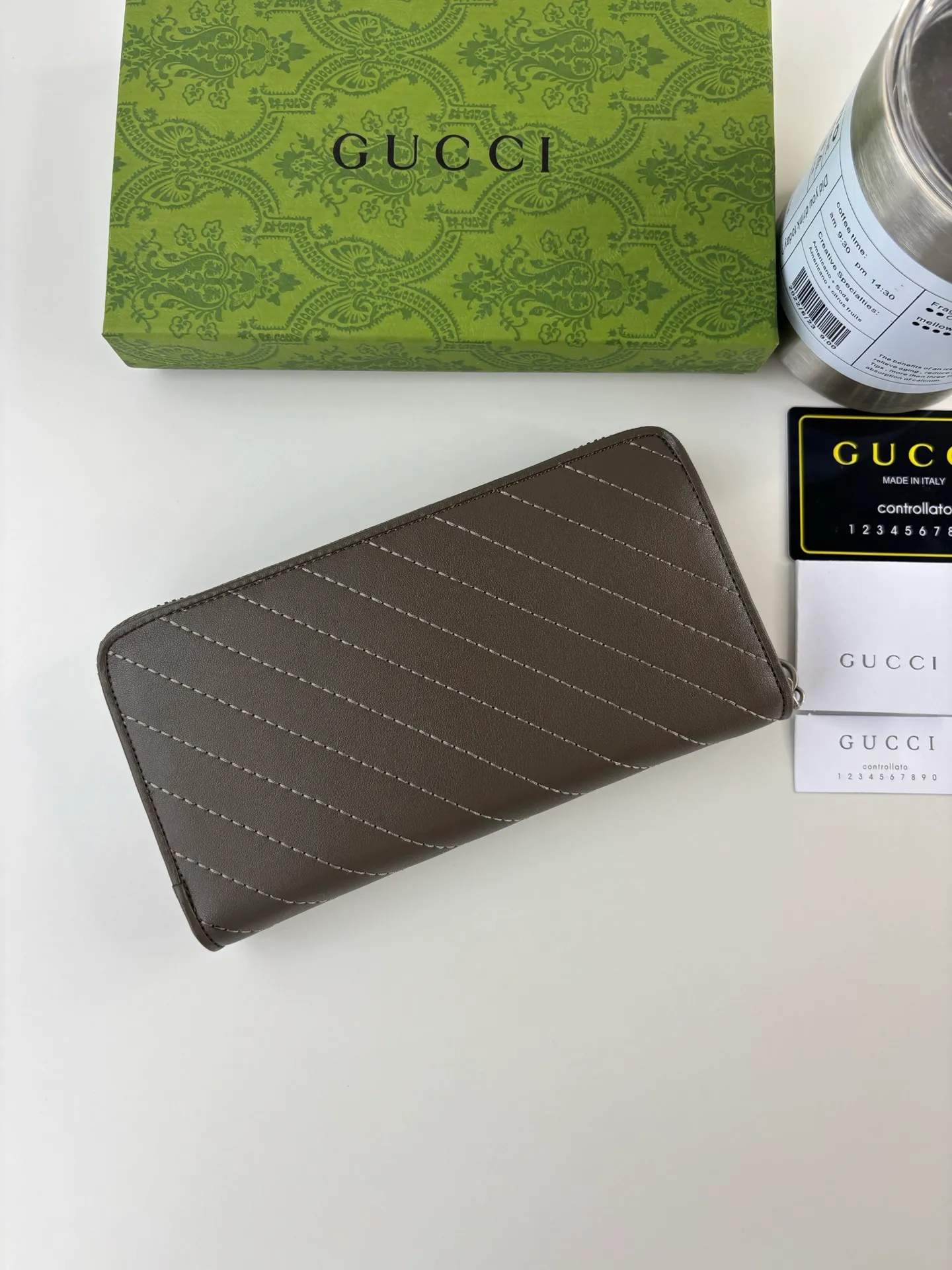 💰180 GUCCl Blondie series full zip wallet. The Gucci Blondie series uses one of the brand's bold patterns and a leather design of the same tone, exuding a subtle and restrained atmosphere. This series of ingenuity incorporates round geometric interlocking G's, fully displaying Gucci's modern aesthetic design. Style number: 760312 Size: 19.5cm x 11cm x 3cm Color: Brown