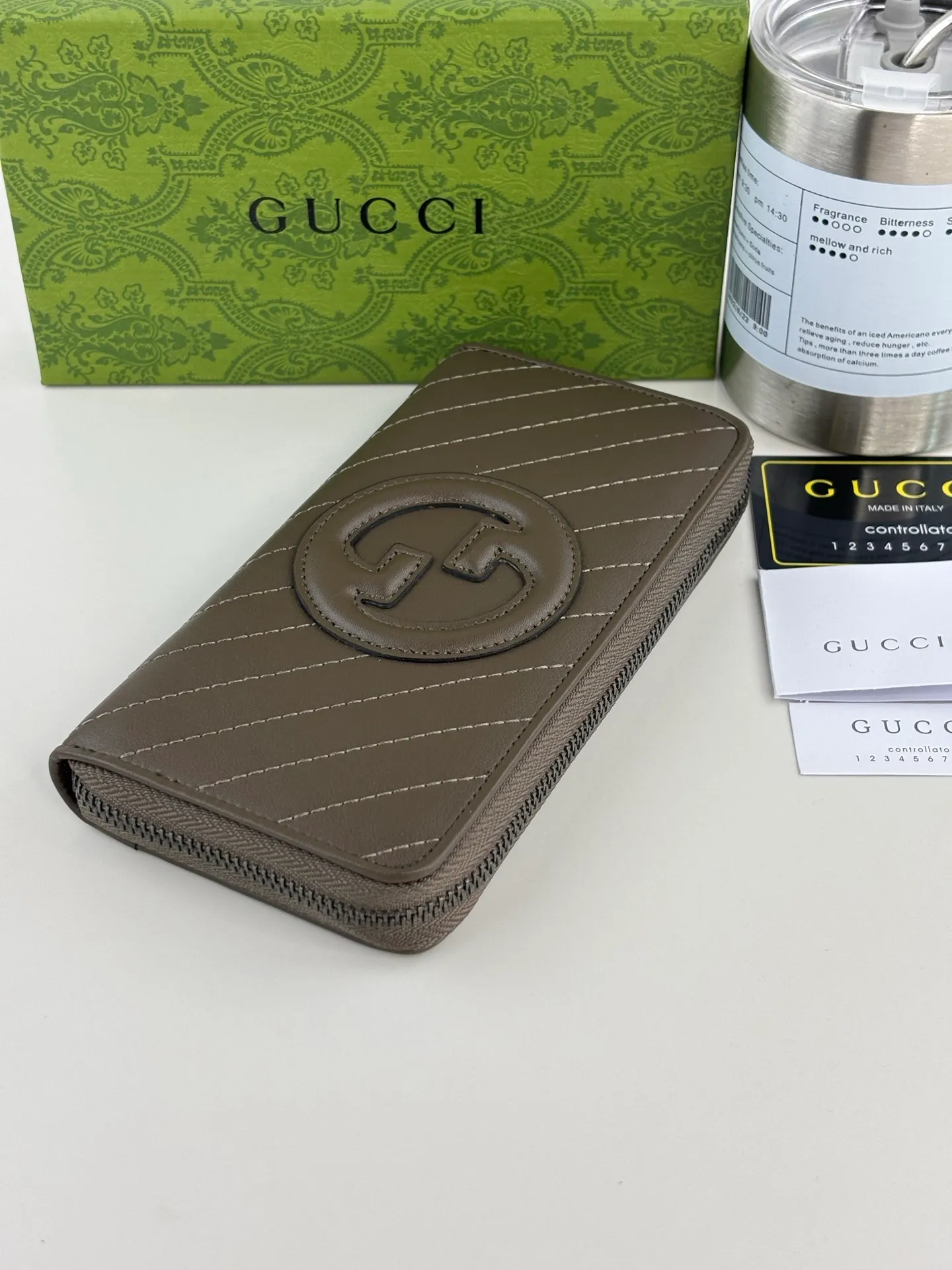 💰180 GUCCl Blondie series full zip wallet. The Gucci Blondie series uses one of the brand's bold patterns and a leather design of the same tone, exuding a subtle and restrained atmosphere. This series of ingenuity incorporates round geometric interlocking G's, fully displaying Gucci's modern aesthetic design. Style number: 760312 Size: 19.5cm x 11cm x 3cm Color: Brown