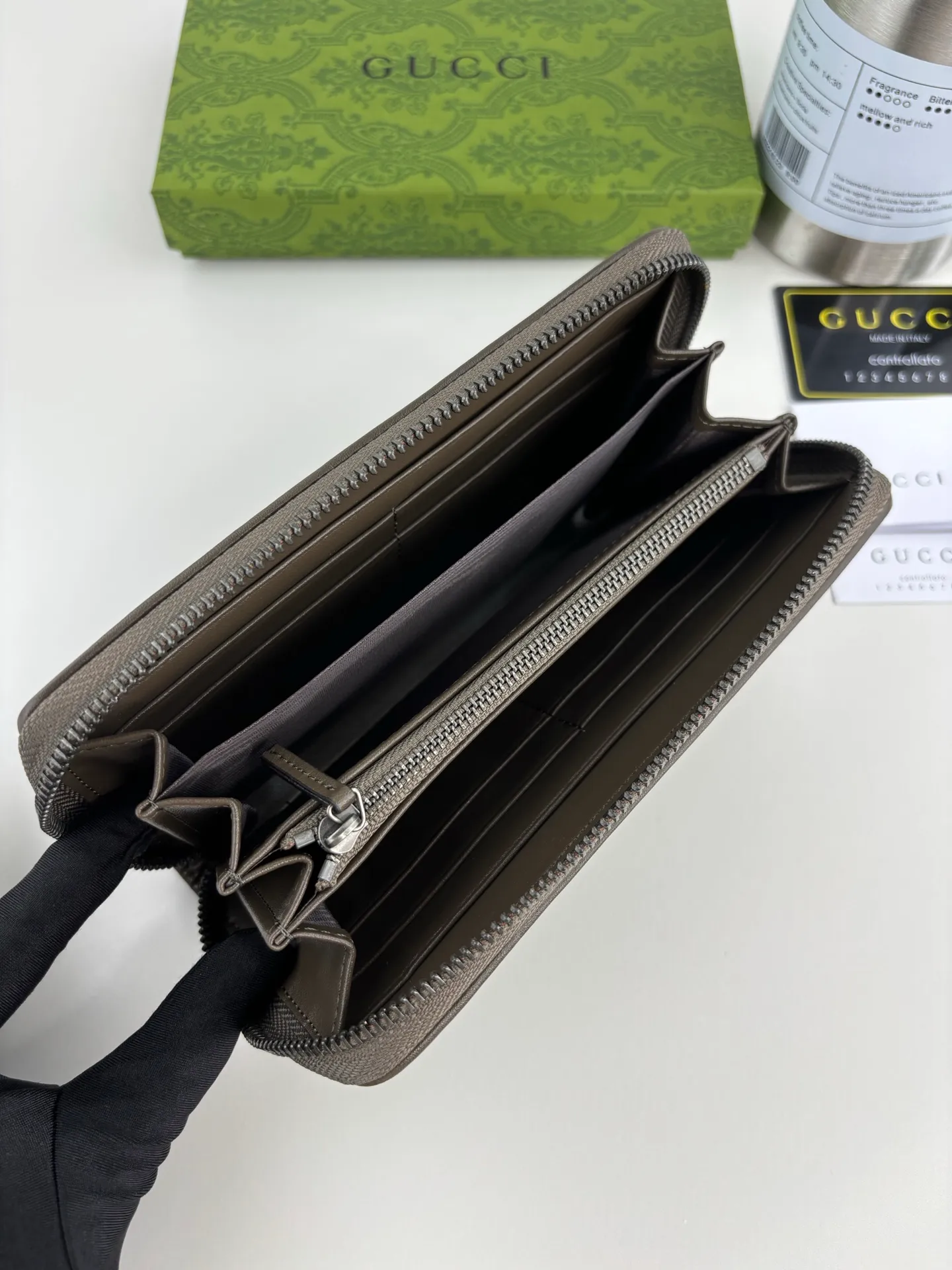 💰180 GUCCl Blondie series full zip wallet. The Gucci Blondie series uses one of the brand's bold patterns and a leather design of the same tone, exuding a subtle and restrained atmosphere. This series of ingenuity incorporates round geometric interlocking G's, fully displaying Gucci's modern aesthetic design. Style number: 760312 Size: 19.5cm x 11cm x 3cm Color: Brown