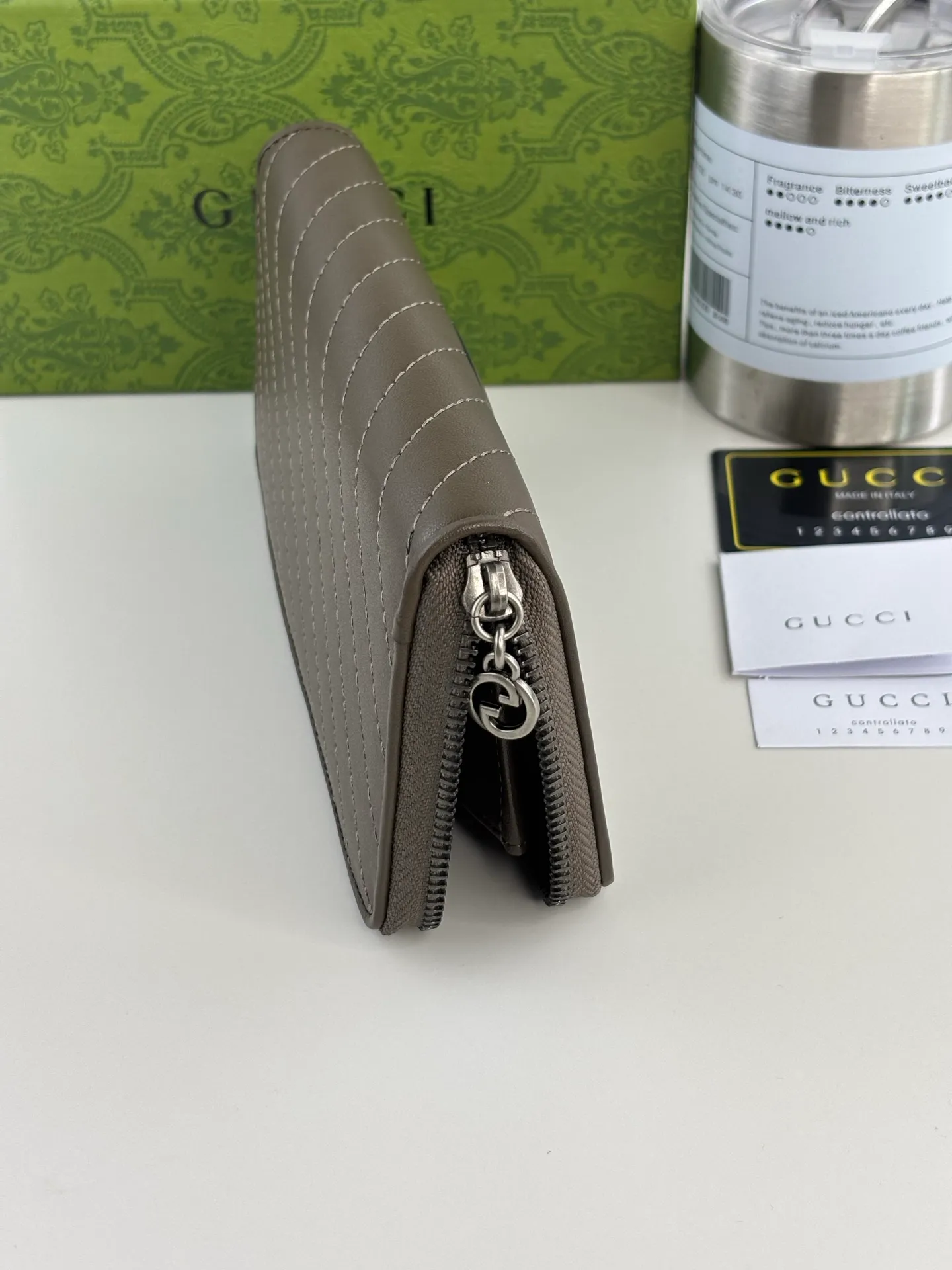 💰180 GUCCl Blondie series full zip wallet. The Gucci Blondie series uses one of the brand's bold patterns and a leather design of the same tone, exuding a subtle and restrained atmosphere. This series of ingenuity incorporates round geometric interlocking G's, fully displaying Gucci's modern aesthetic design. Style number: 760312 Size: 19.5cm x 11cm x 3cm Color: Brown