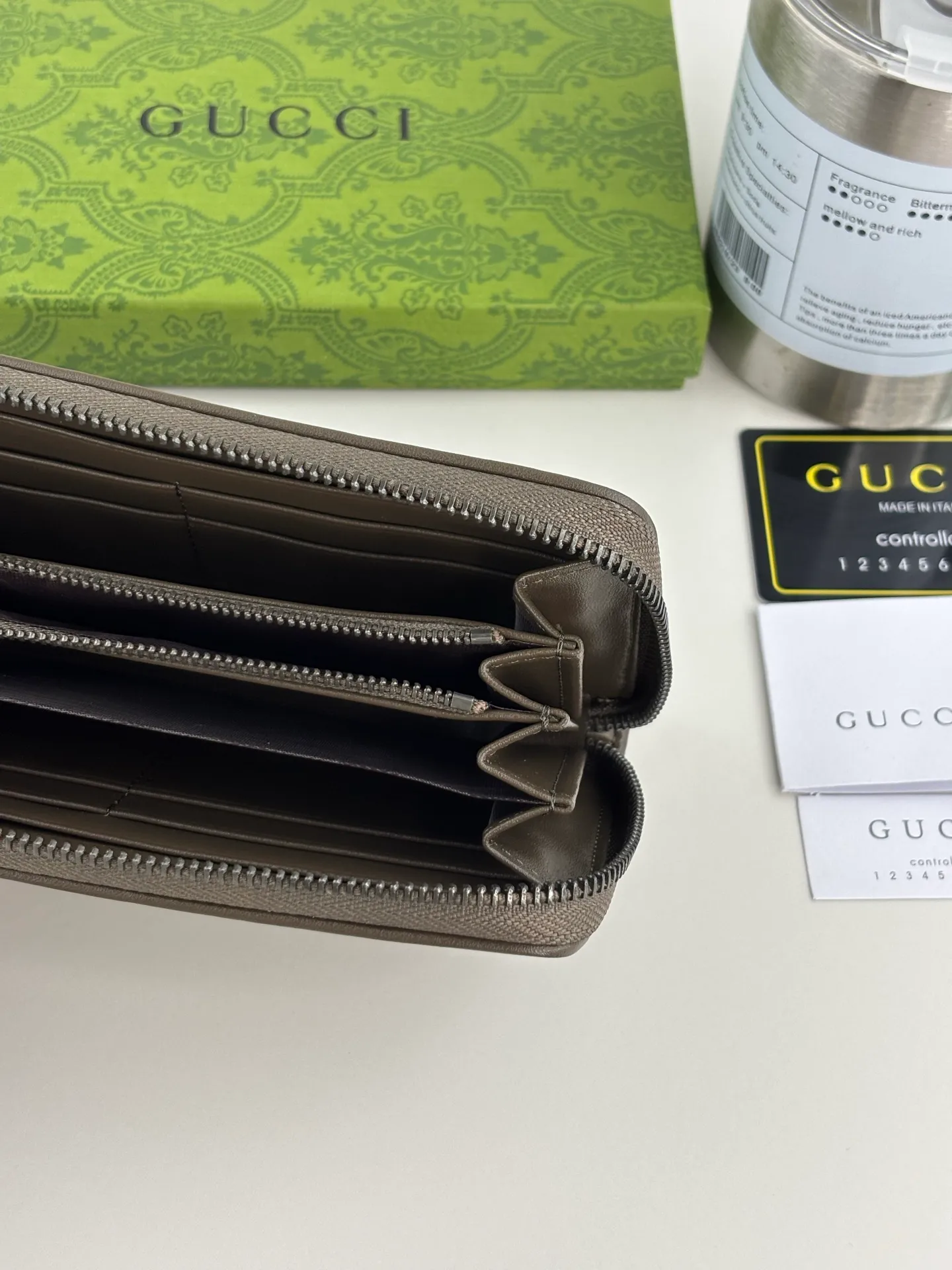 💰180 GUCCl Blondie series full zip wallet. The Gucci Blondie series uses one of the brand's bold patterns and a leather design of the same tone, exuding a subtle and restrained atmosphere. This series of ingenuity incorporates round geometric interlocking G's, fully displaying Gucci's modern aesthetic design. Style number: 760312 Size: 19.5cm x 11cm x 3cm Color: Brown