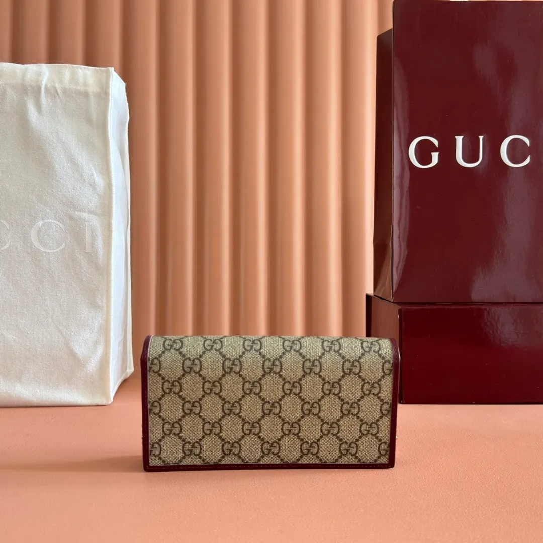 p600💋💋💋【Original Leather Counter Complete Packaging】Gucci Horsebit 1955 Series This Gucci Horsebit 1955 series handbag is made of beige PVC fabric, with unique rice rubber leather piping, giving the archive design a new charm. This handbag inherits the lines and shape of the product more than 60 years ago, cleverly blending classic details with modern spirit, highlighting the charm of the brand's iconic element, the horsebit. This small flap shoulder bag features an adjustable shoulder strap that allows you to convert it between shoulder and cross-body wear. Model: 621892. Size: 19*10*4cm. Color: burgundy/pvc.