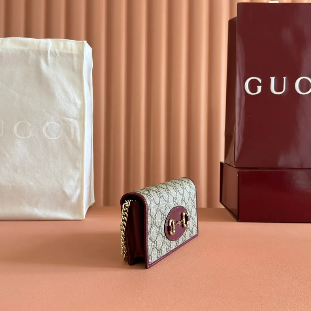 p600💋💋💋【Original Leather Counter Complete Packaging】Gucci Horsebit 1955 Series This Gucci Horsebit 1955 series handbag is made of beige PVC fabric, with unique rice rubber leather piping, giving the archive design a new charm. This handbag inherits the lines and shape of the product more than 60 years ago, cleverly blending classic details with modern spirit, highlighting the charm of the brand's iconic element, the horsebit. This small flap shoulder bag features an adjustable shoulder strap that allows you to convert it between shoulder and cross-body wear. Model: 621892. Size: 19*10*4cm. Color: burgundy/pvc.