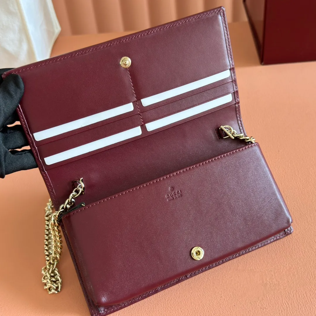 p600💋💋💋【Original Leather Counter Complete Packaging】Gucci Horsebit 1955 Series This Gucci Horsebit 1955 series handbag is made of beige PVC fabric, with unique rice rubber leather piping, giving the archive design a new charm. This handbag inherits the lines and shape of the product more than 60 years ago, cleverly blending classic details with modern spirit, highlighting the charm of the brand's iconic element, the horsebit. This small flap shoulder bag features an adjustable shoulder strap that allows you to convert it between shoulder and cross-body wear. Model: 621892. Size: 19*10*4cm. Color: burgundy/pvc.