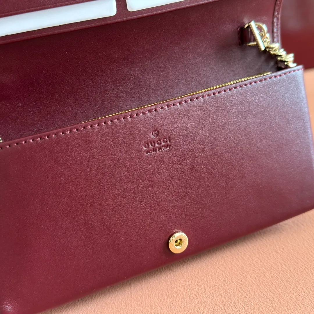 p600💋💋💋【Original Leather Counter Complete Packaging】Gucci Horsebit 1955 Series This Gucci Horsebit 1955 series handbag is made of beige PVC fabric, with unique rice rubber leather piping, giving the archive design a new charm. This handbag inherits the lines and shape of the product more than 60 years ago, cleverly blending classic details with modern spirit, highlighting the charm of the brand's iconic element, the horsebit. This small flap shoulder bag features an adjustable shoulder strap that allows you to convert it between shoulder and cross-body wear. Model: 621892. Size: 19*10*4cm. Color: burgundy/pvc.